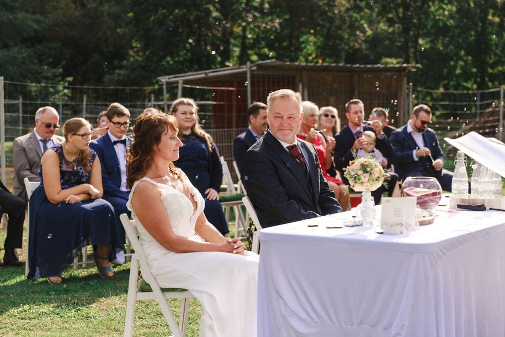 Foto von einer Hochzeit im Freien, Trauung im Freien, Hochzeitsreportage