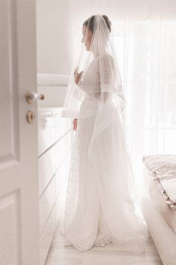 Hochzeitreportage, Foto von Getting Ready Braut im Kleid