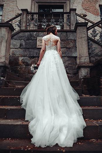 Foto von einer Braut mit Brautkleid auf einer Treppe