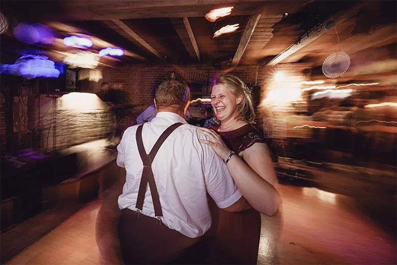 Foto von einer Hochzeitsparty, Gäste beim Tanz, Ganztags-Hochzeitsreportage mit Brautpaarshooting