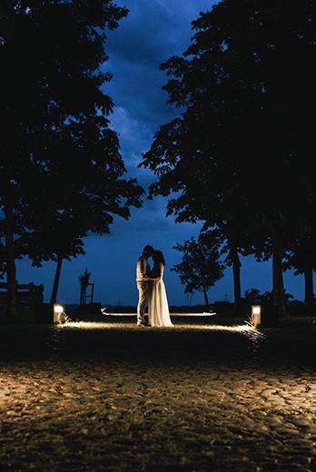 romatisches Nachtfoto von einem Hochzeitspaar, Ganztags-Hochzeitsreportage mit Brautpaarshooting