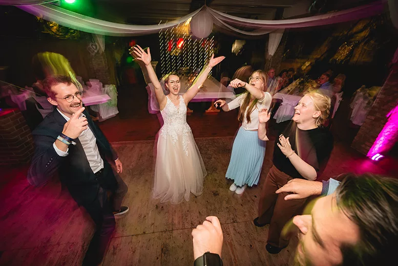 Foto von der Hochzeitsparty, Gäste beim Tanzen