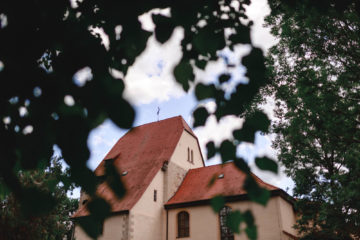 Kirchliche Hochzeitsfotoreportage von Christine und Jonas in Jena, Schillerkirche Jena, Emotionale & Authentische Hochzeitsfotografie Foto von einer kirchlichen Trauung und Hochzeit, Schillerkirche Jena, Hochzeitsreportage