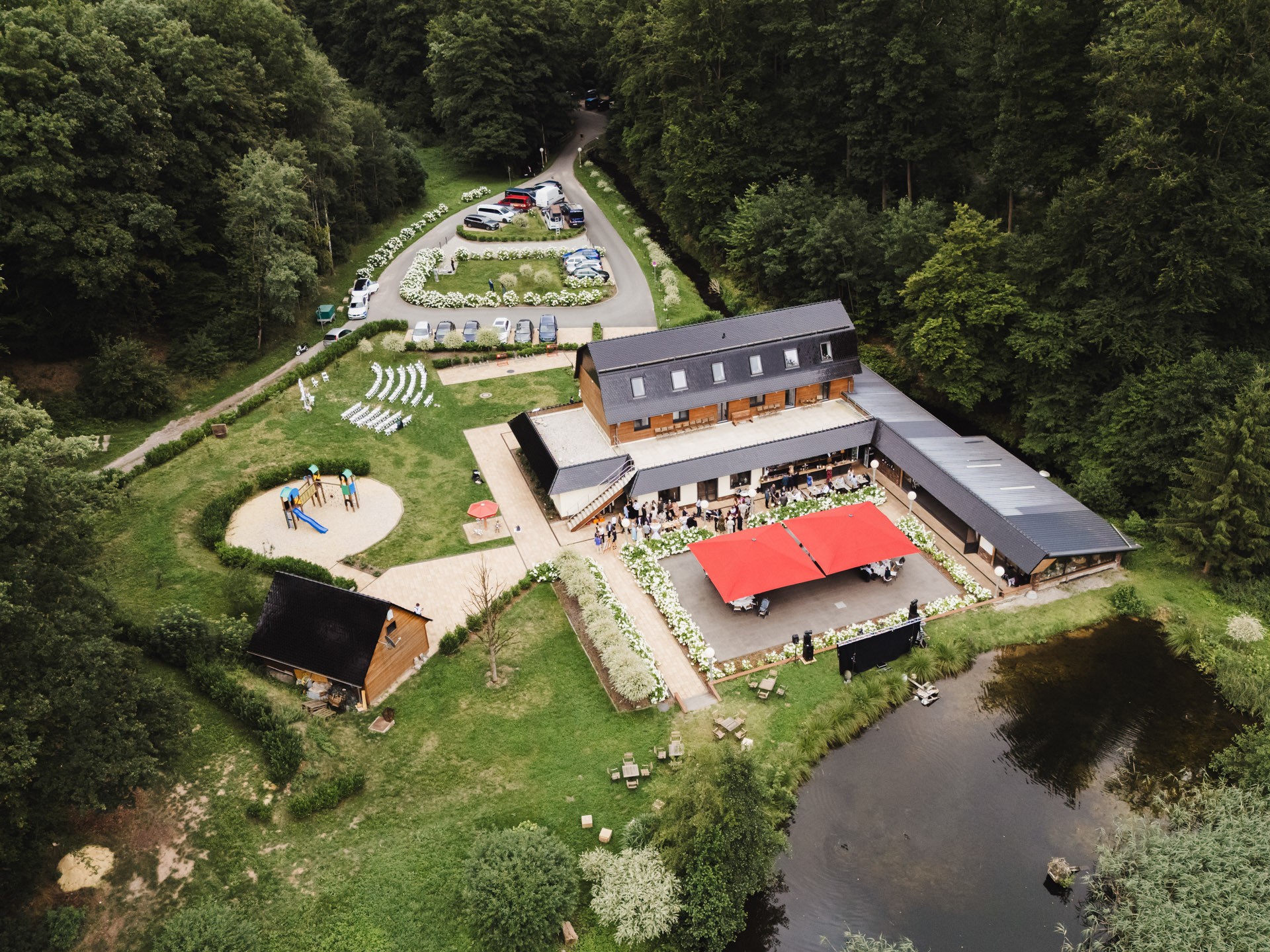 Hochzeitsfoto einer Hochzeitsreportage in der Schössersmühle in Thüringen, fotografiert vom Hochzeitsfotograf Andreas Balg, www.bilderdiesprechen.de