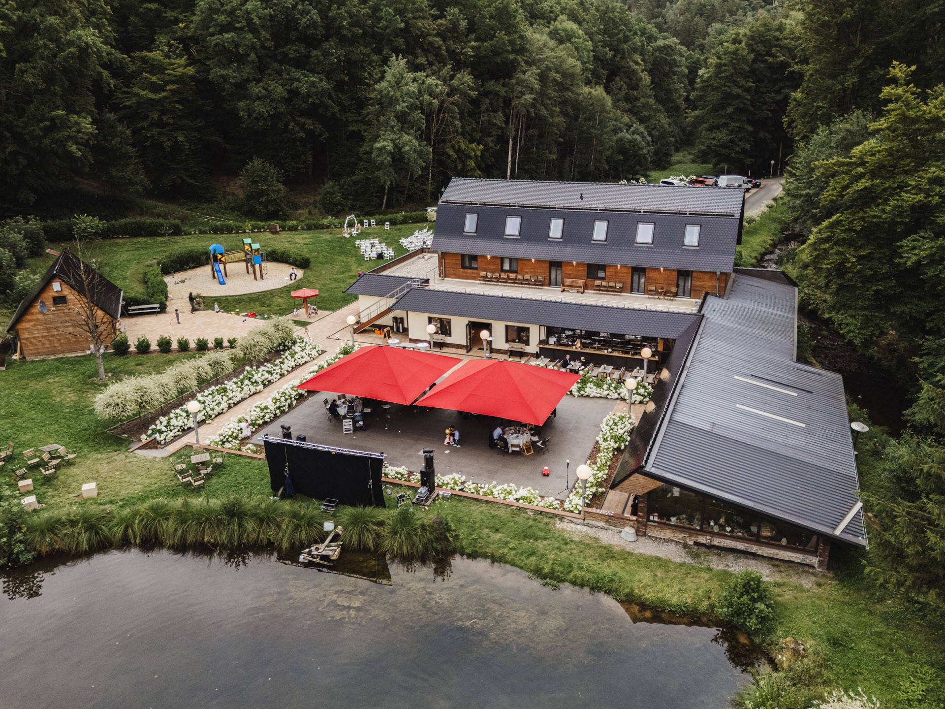 Hochzeitsfoto einer Hochzeitsreportage in der Schössersmühle in Thüringen, fotografiert vom Hochzeitsfotograf Andreas Balg, www.bilderdiesprechen.de