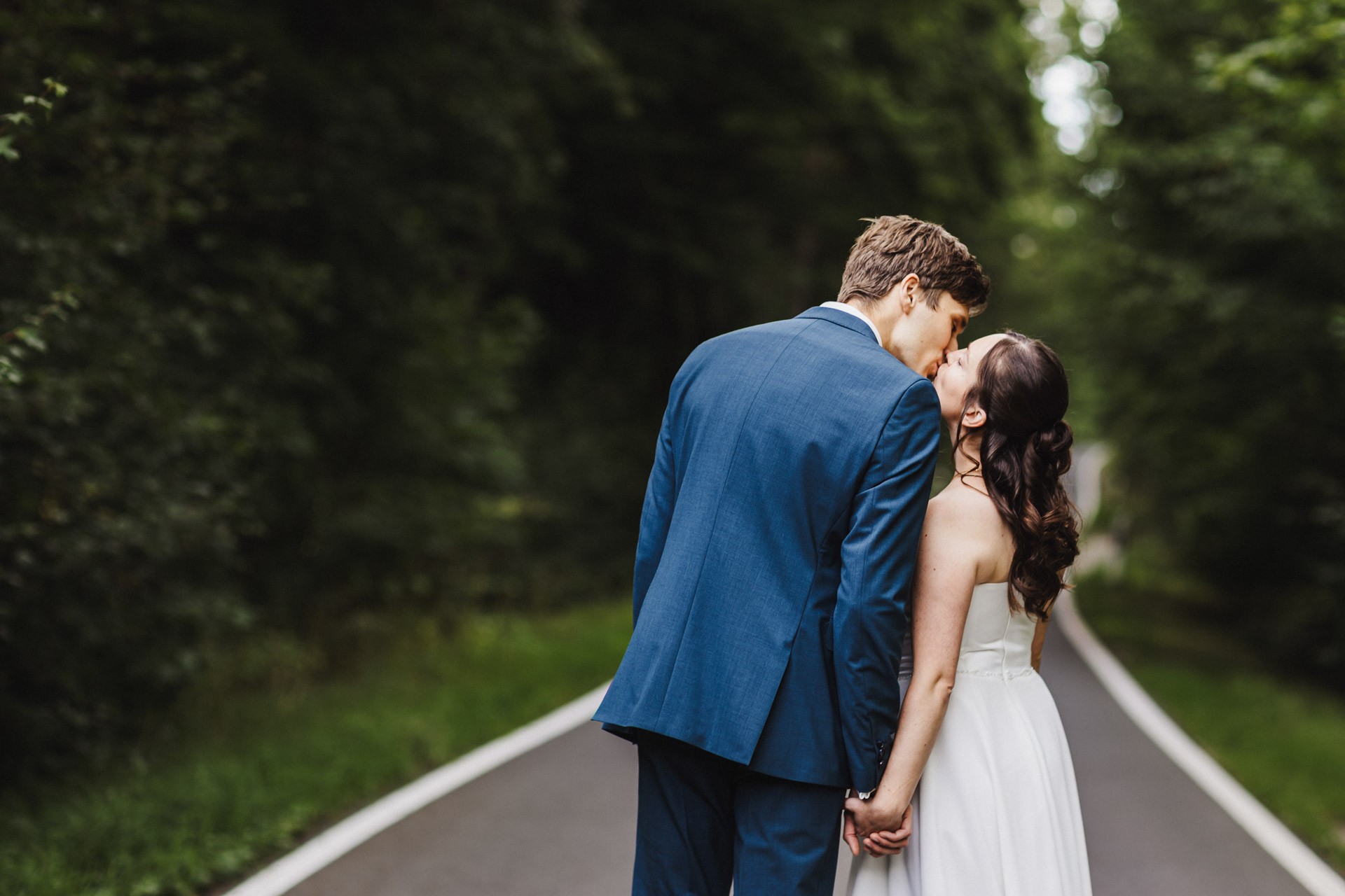Authentische & Ästhetische Hochzeitsreportage mit After-Wedding-Shooting in der in Jena: Brautpaar beim entspannten Spaziergang in der Natur. Digitale und Analoge Hochzeitsfotografie - Bilder die Sprechen