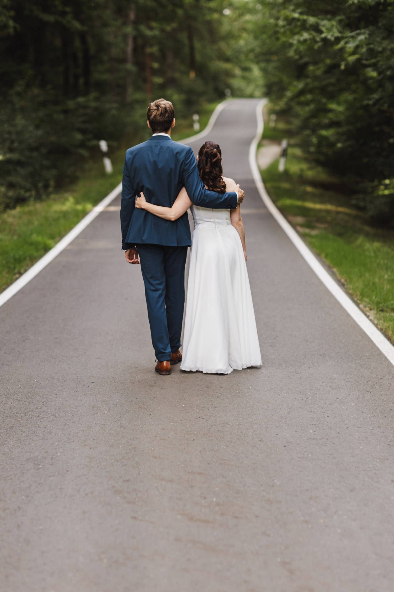 Authentische & Ästhetische Hochzeitsreportage mit After-Wedding-Shooting in der in Jena: Brautpaar beim entspannten Spaziergang in der Natur. Digitale und Analoge Hochzeitsfotografie - Bilder die Sprechen