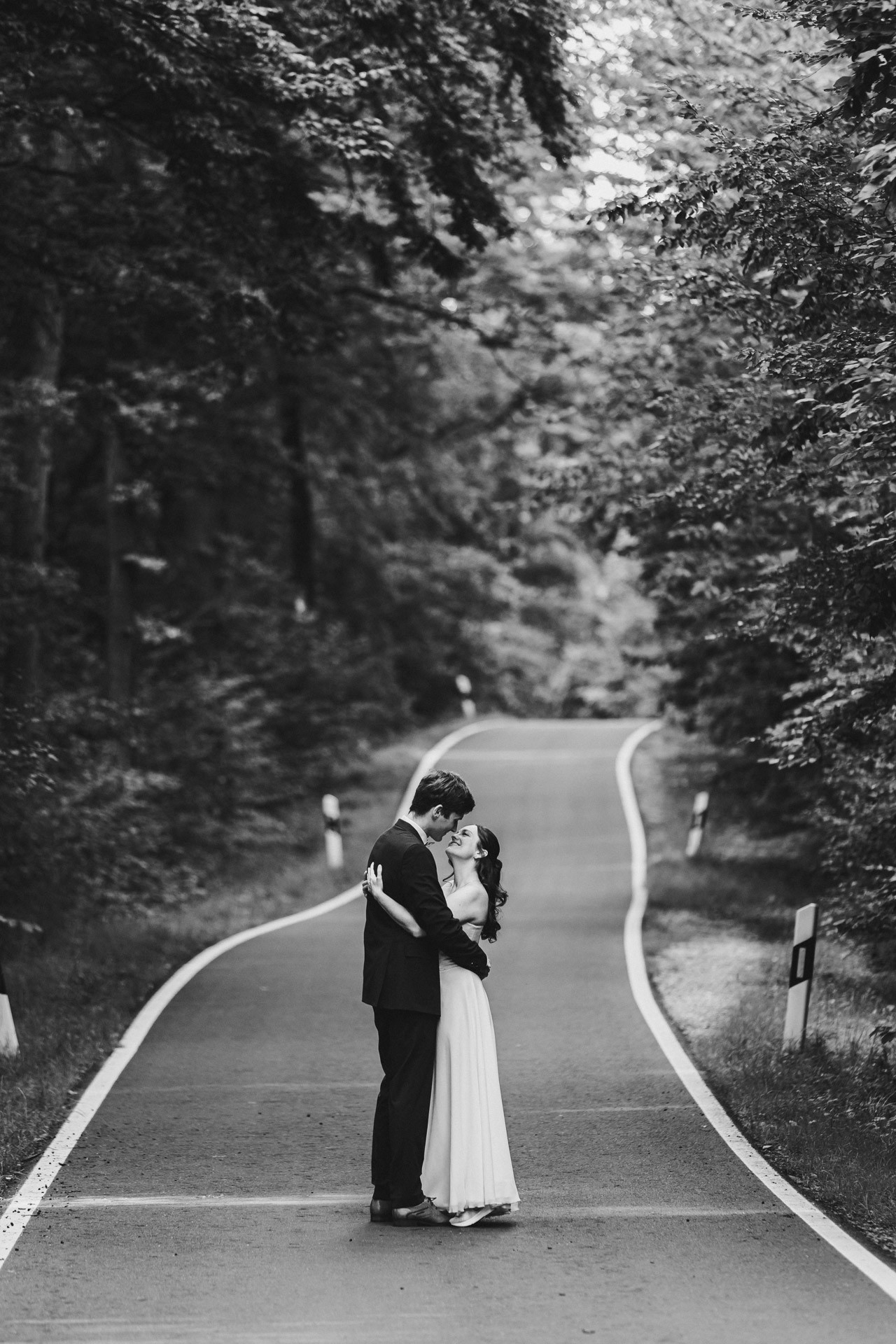Authentische & Ästhetische Hochzeitsreportage mit After-Wedding-Shooting in der in Jena: Brautpaar beim entspannten Spaziergang in der Natur. Digitale und Analoge Hochzeitsfotografie - Bilder die Sprechen