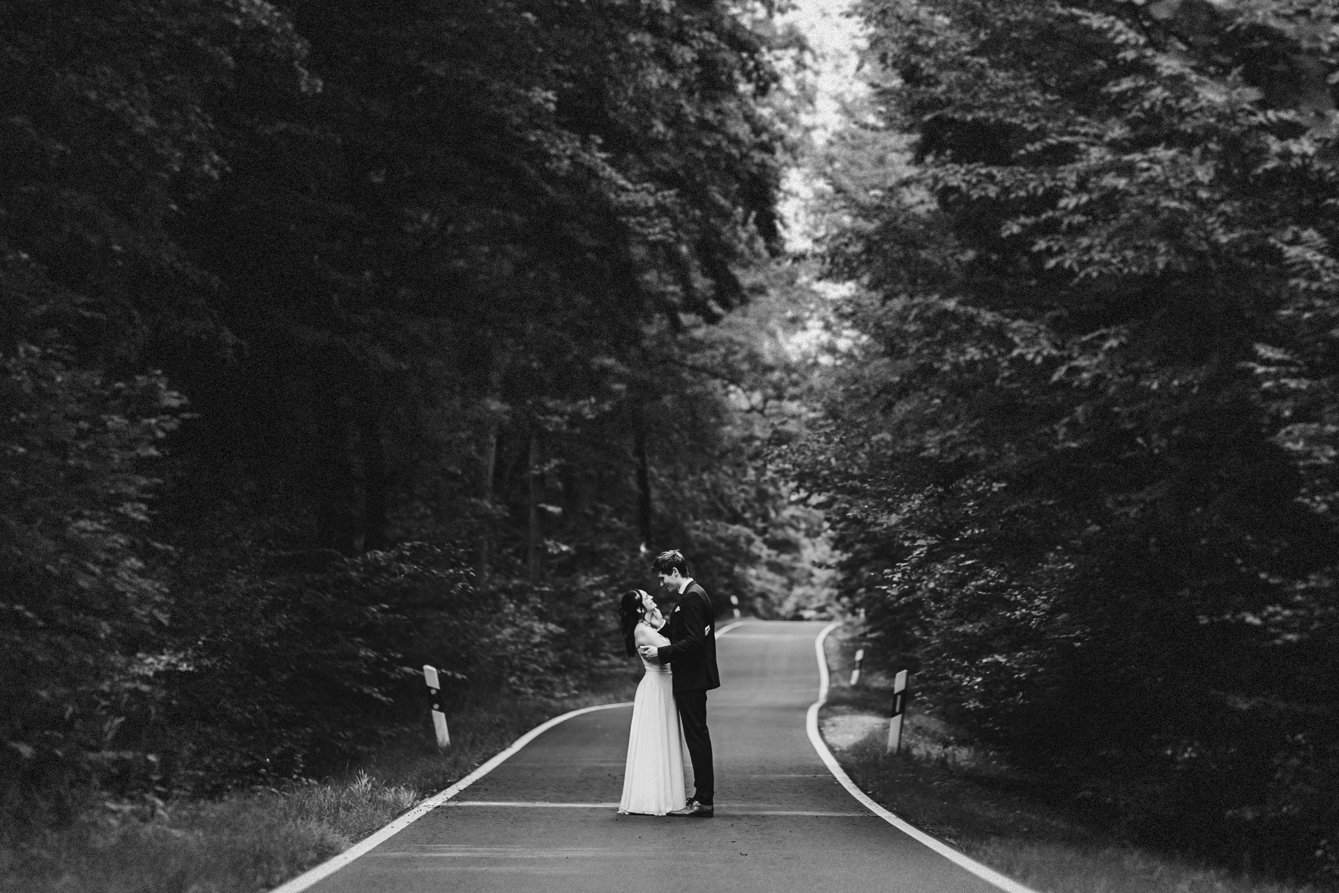 Authentische & Ästhetische Hochzeitsreportage mit After-Wedding-Shooting in der in Jena: Brautpaar beim entspannten Spaziergang in der Natur. Digitale und Analoge Hochzeitsfotografie - Bilder die Sprechen