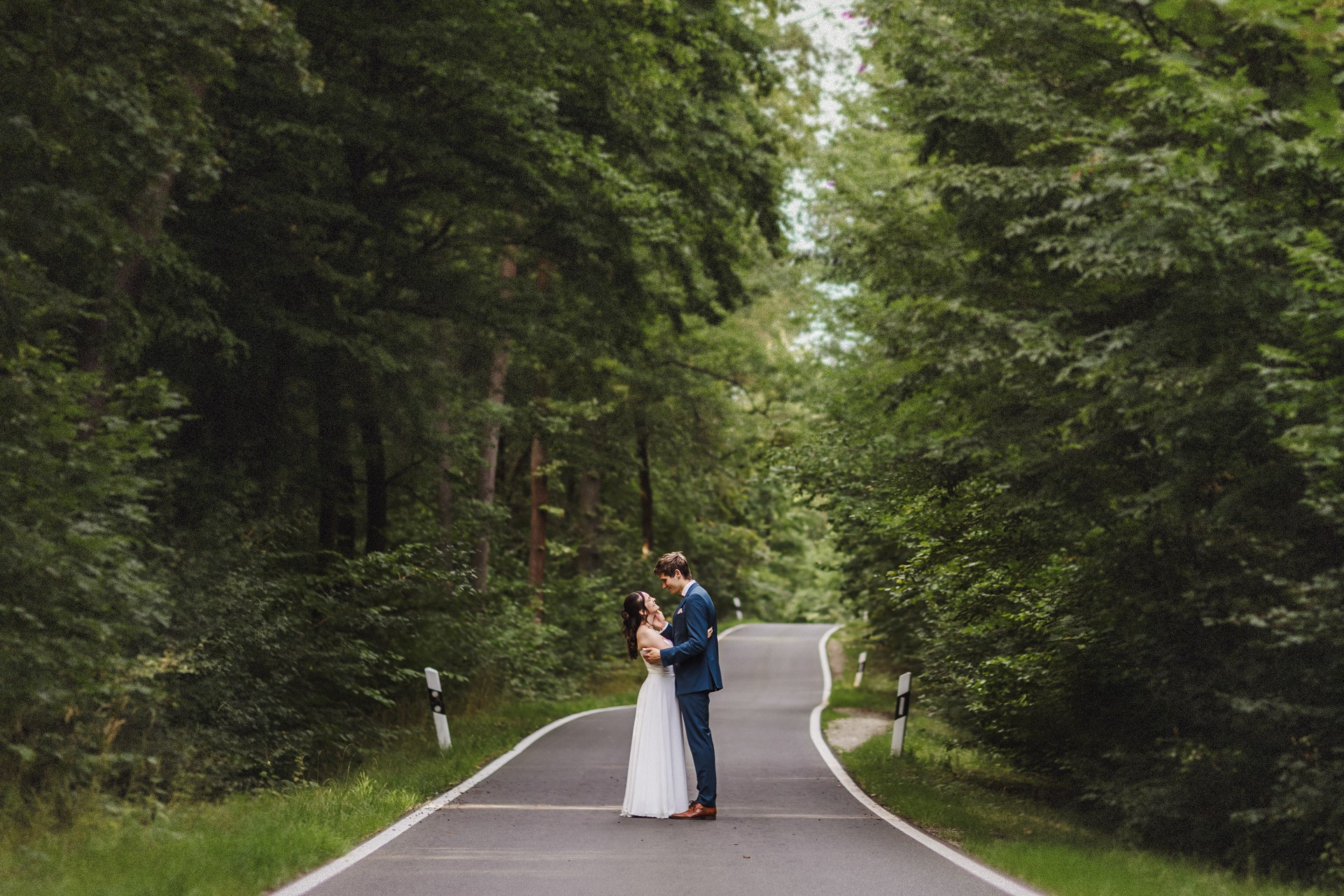 Authentische & Ästhetische Hochzeitsreportage mit After-Wedding-Shooting in der in Jena: Brautpaar beim entspannten Spaziergang in der Natur. Digitale und Analoge Hochzeitsfotografie - Bilder die Sprechen