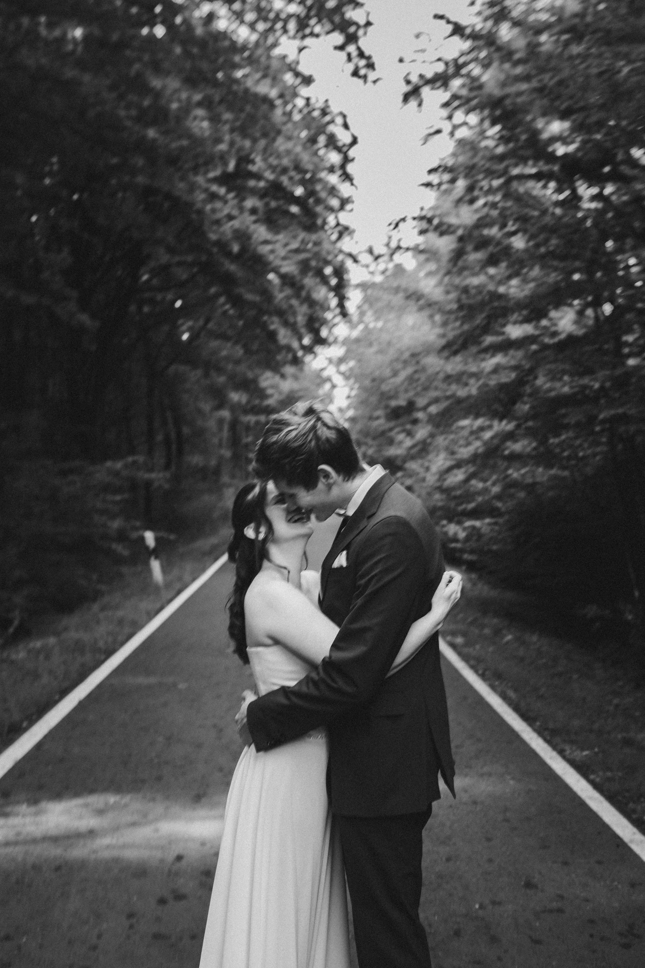 Authentische & Ästhetische Hochzeitsreportage mit After-Wedding-Shooting in der in Jena: Brautpaar beim entspannten Spaziergang in der Natur. Digitale und Analoge Hochzeitsfotografie - Bilder die Sprechen