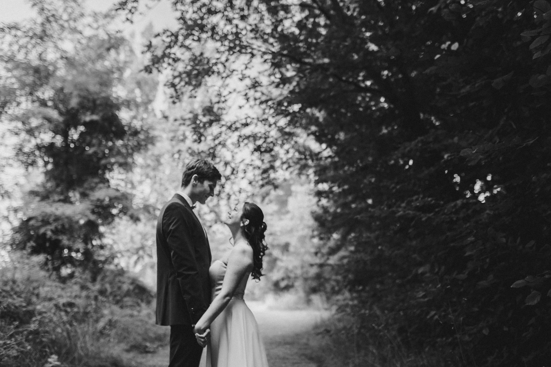 Authentische & Ästhetische Hochzeitsreportage mit After-Wedding-Shooting in der in Jena: Brautpaar beim entspannten Spaziergang in der Natur. Digitale und Analoge Hochzeitsfotografie - Bilder die Sprechen