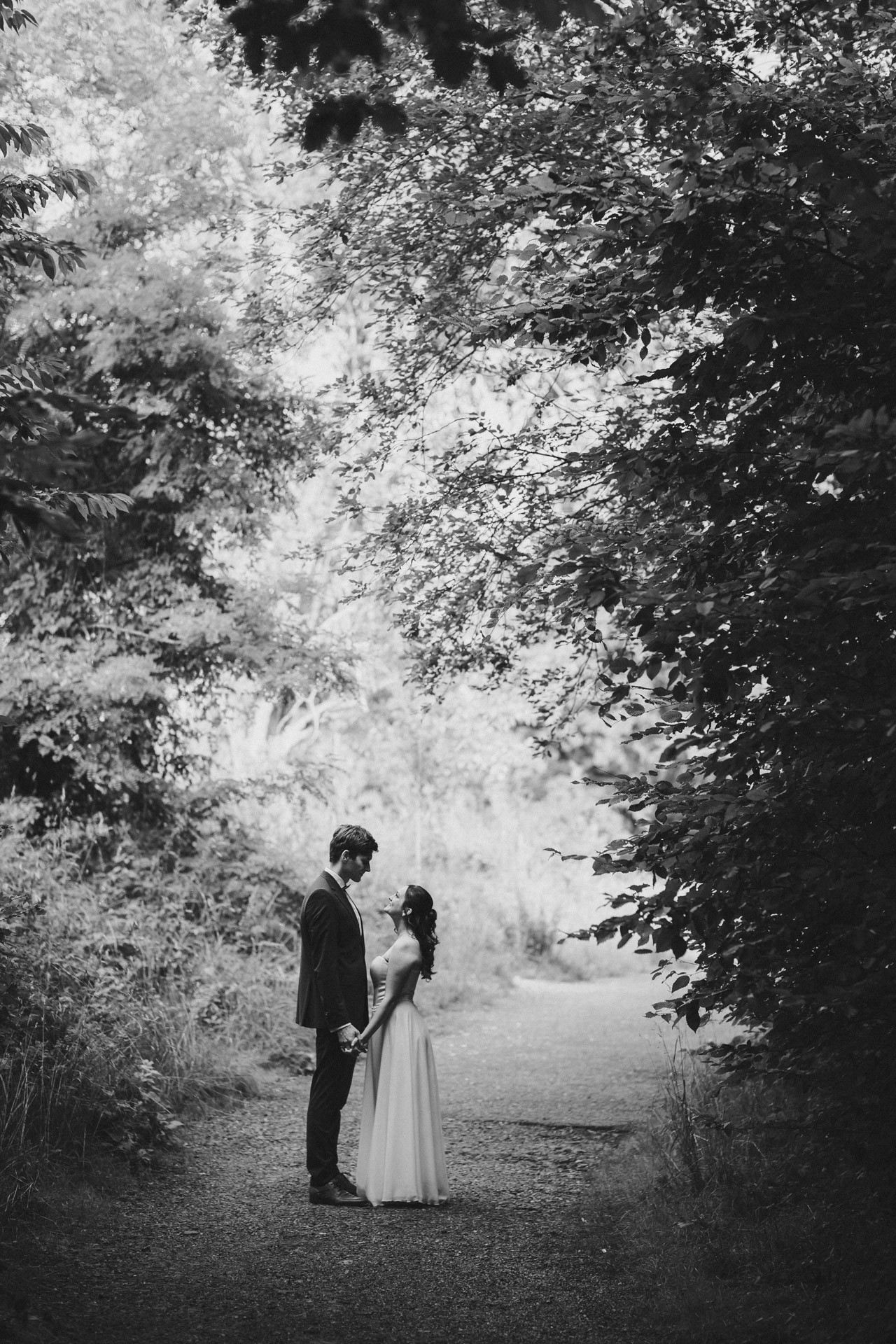 Authentische & Ästhetische Hochzeitsreportage mit After-Wedding-Shooting in der in Jena: Brautpaar beim entspannten Spaziergang in der Natur. Digitale und Analoge Hochzeitsfotografie - Bilder die Sprechen