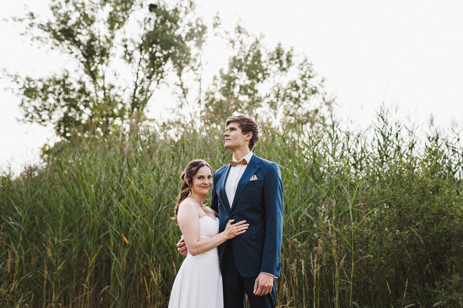 Authentische & Ästhetische Hochzeitsreportage mit After-Wedding-Shooting in der in Jena: Brautpaar beim entspannten Spaziergang in der Natur. Digitale und Analoge Hochzeitsfotografie - Bilder die Sprechen
