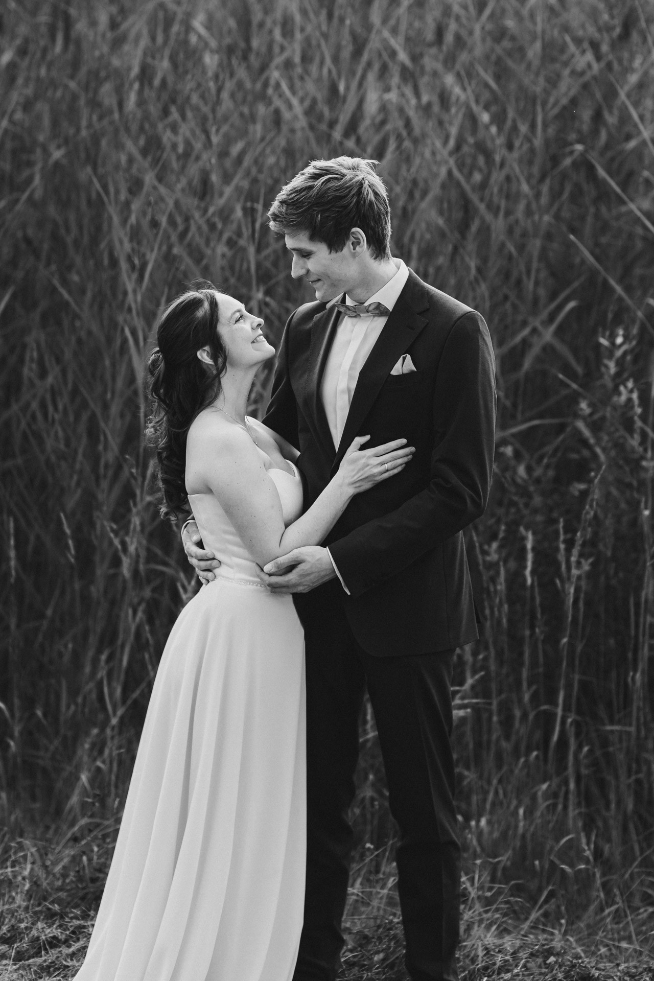 Authentische & Ästhetische Hochzeitsreportage mit After-Wedding-Shooting in der in Jena: Brautpaar beim entspannten Spaziergang in der Natur. Digitale und Analoge Hochzeitsfotografie - Bilder die Sprechen