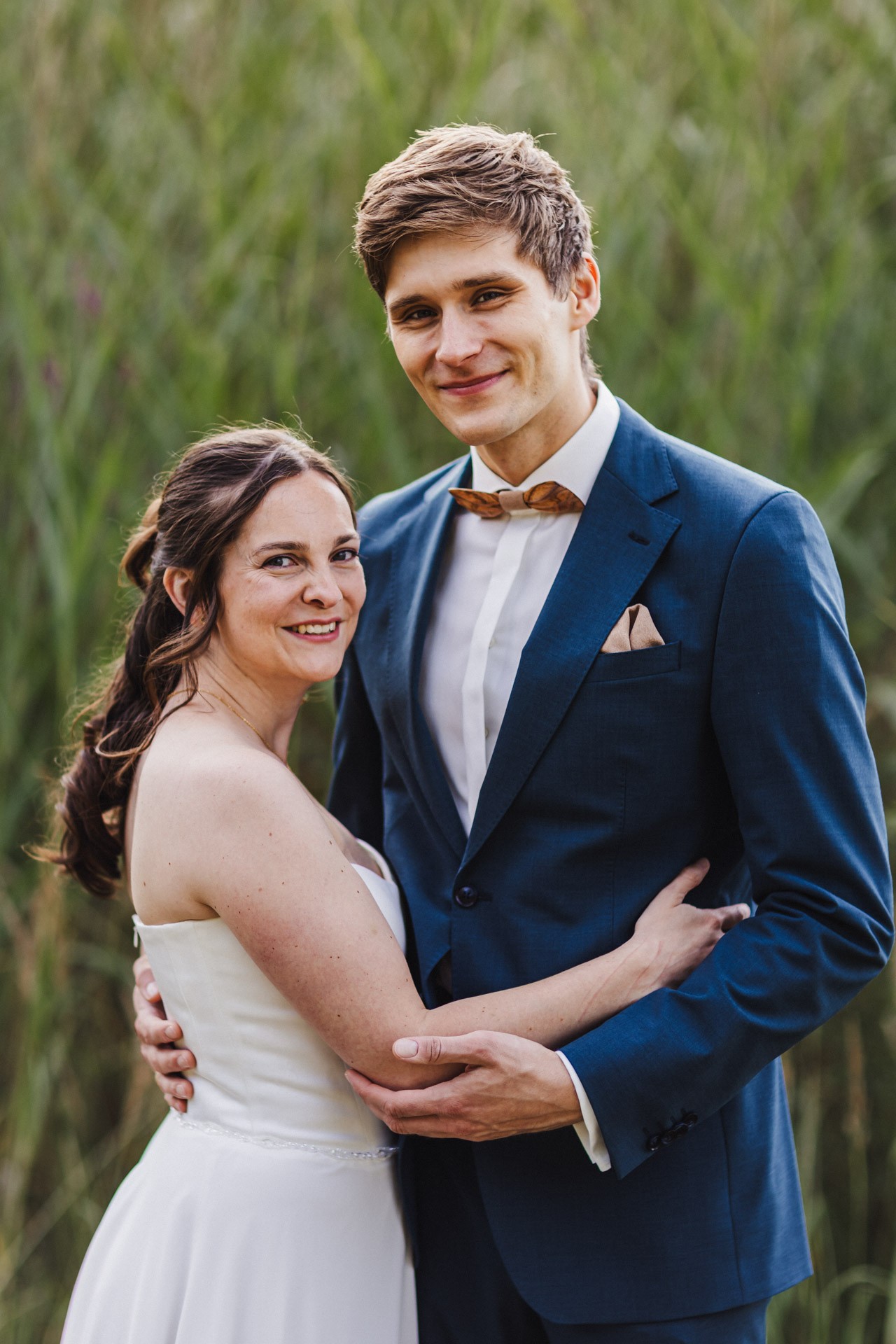 Authentische & Ästhetische Hochzeitsreportage mit After-Wedding-Shooting in der in Jena: Brautpaar beim entspannten Spaziergang in der Natur. Digitale und Analoge Hochzeitsfotografie - Bilder die Sprechen