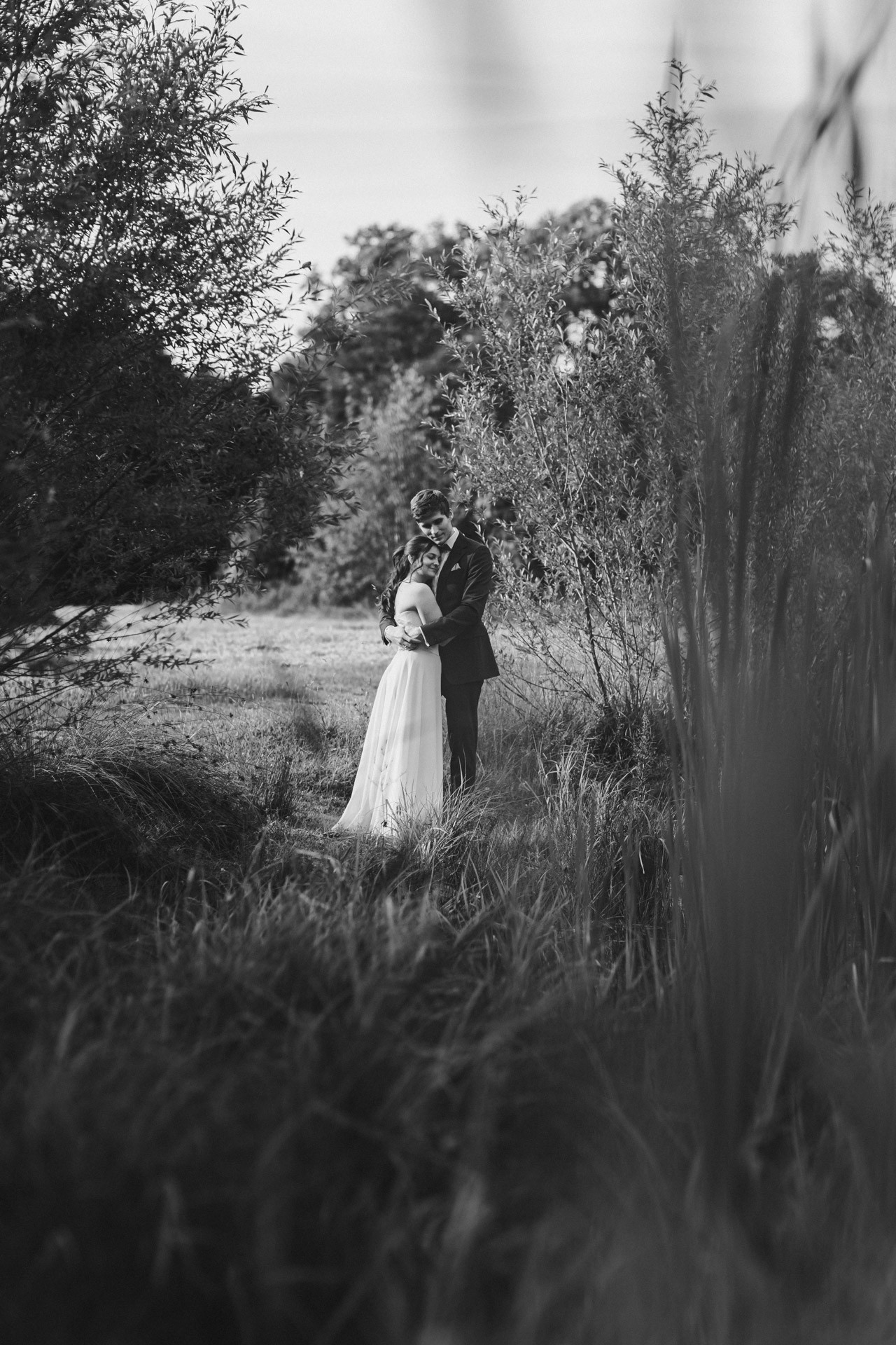 Authentische & Ästhetische Hochzeitsreportage mit After-Wedding-Shooting in der in Jena: Brautpaar beim entspannten Spaziergang in der Natur. Digitale und Analoge Hochzeitsfotografie - Bilder die Sprechen