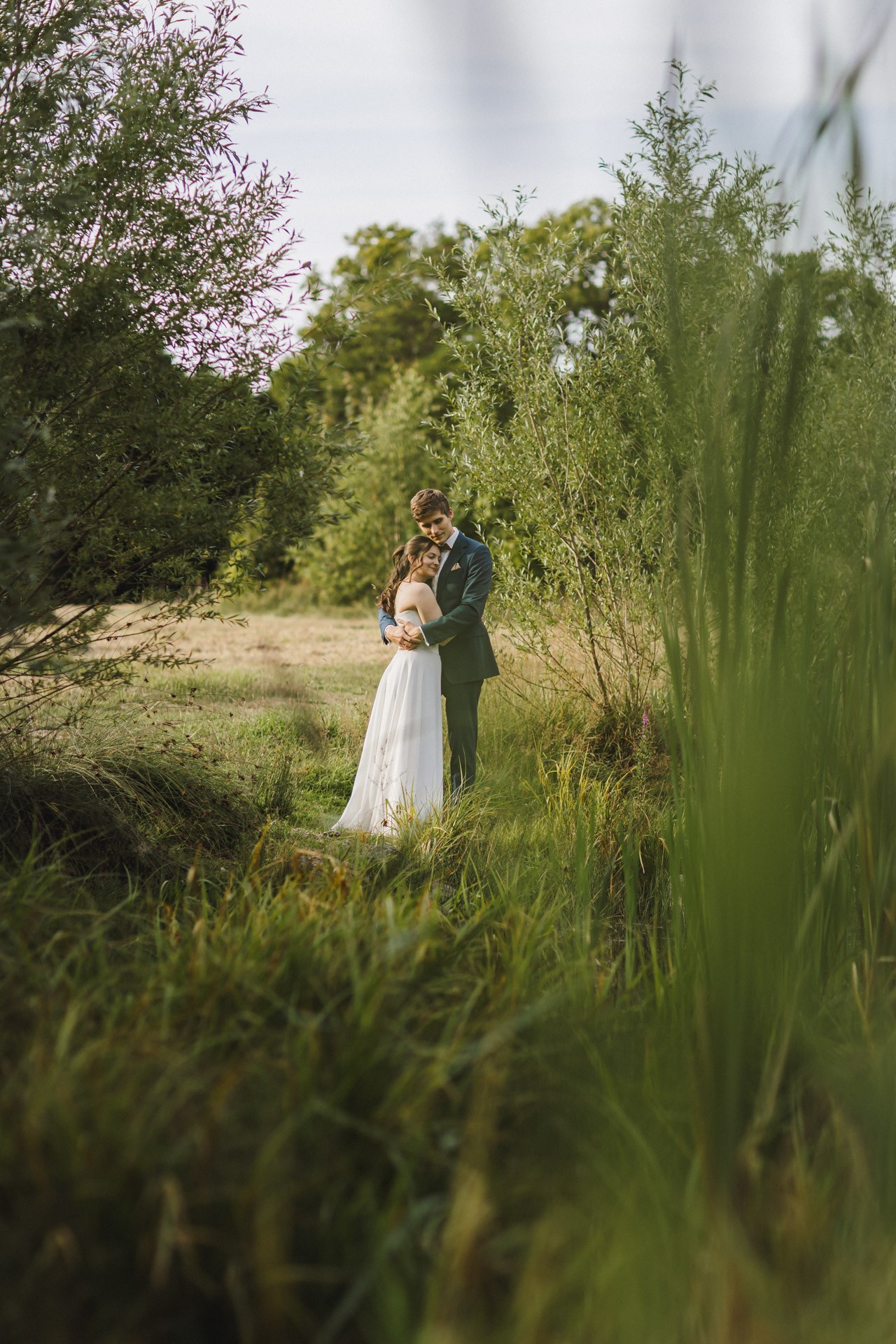 Authentische & Ästhetische Hochzeitsreportage mit After-Wedding-Shooting in der in Jena: Brautpaar beim entspannten Spaziergang in der Natur. Digitale und Analoge Hochzeitsfotografie - Bilder die Sprechen