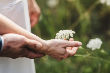 After-Wedding-Fotografie in Jena mit Julia & Florian Authentische & Ästhetische Hochzeitsreportage mit After-Wedding-Shooting in der in Jena: Brautpaar beim entspannten Spaziergang in der Natur. Digitale und Analoge Hochzeitsfotografie - Bilder die Sprechen