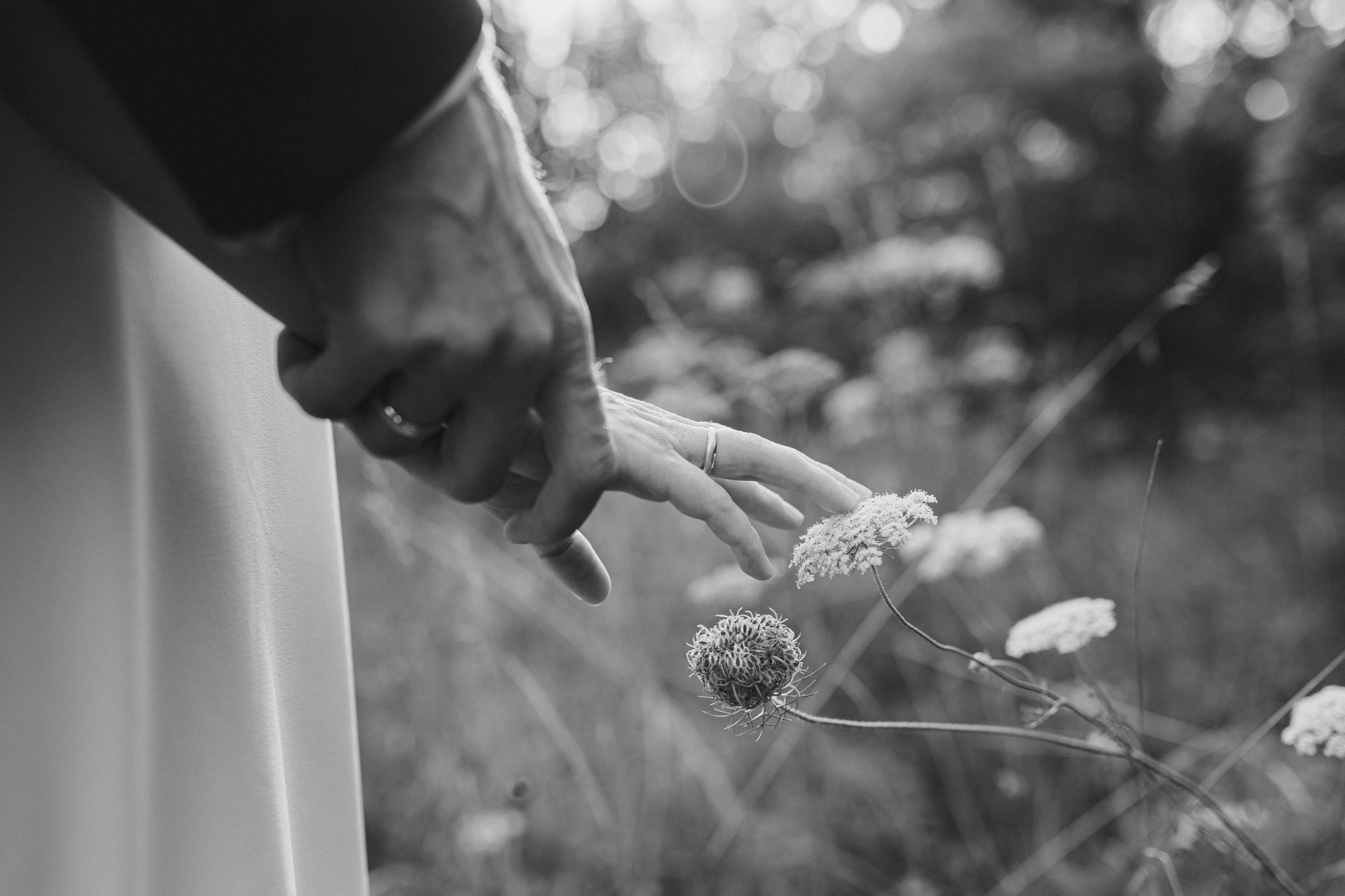 Authentische & Ästhetische Hochzeitsreportage mit After-Wedding-Shooting in der in Jena: Brautpaar beim entspannten Spaziergang in der Natur. Digitale und Analoge Hochzeitsfotografie - Bilder die Sprechen