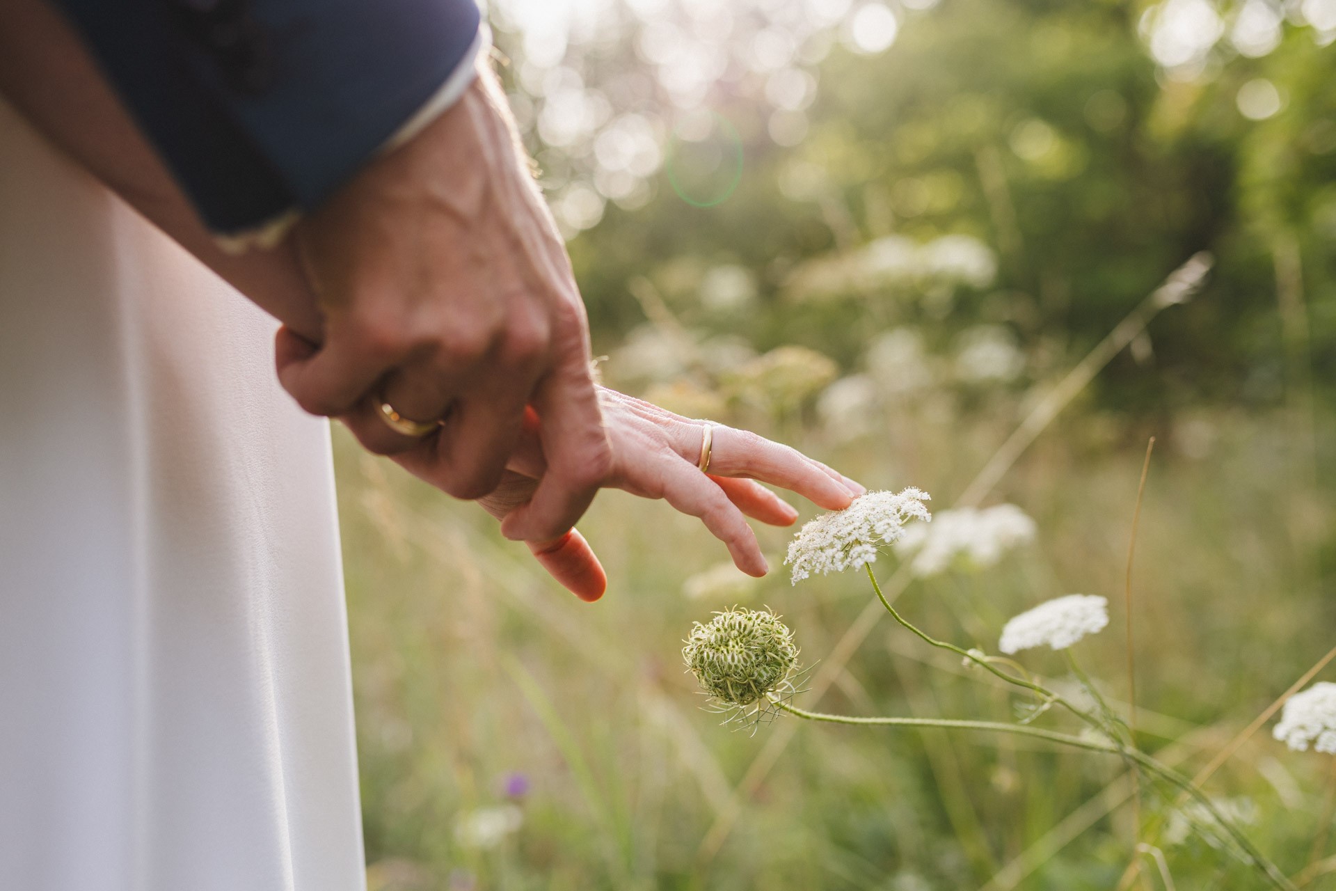 Authentische & Ästhetische Hochzeitsreportage mit After-Wedding-Shooting in der in Jena: Brautpaar beim entspannten Spaziergang in der Natur. Digitale und Analoge Hochzeitsfotografie - Bilder die Sprechen