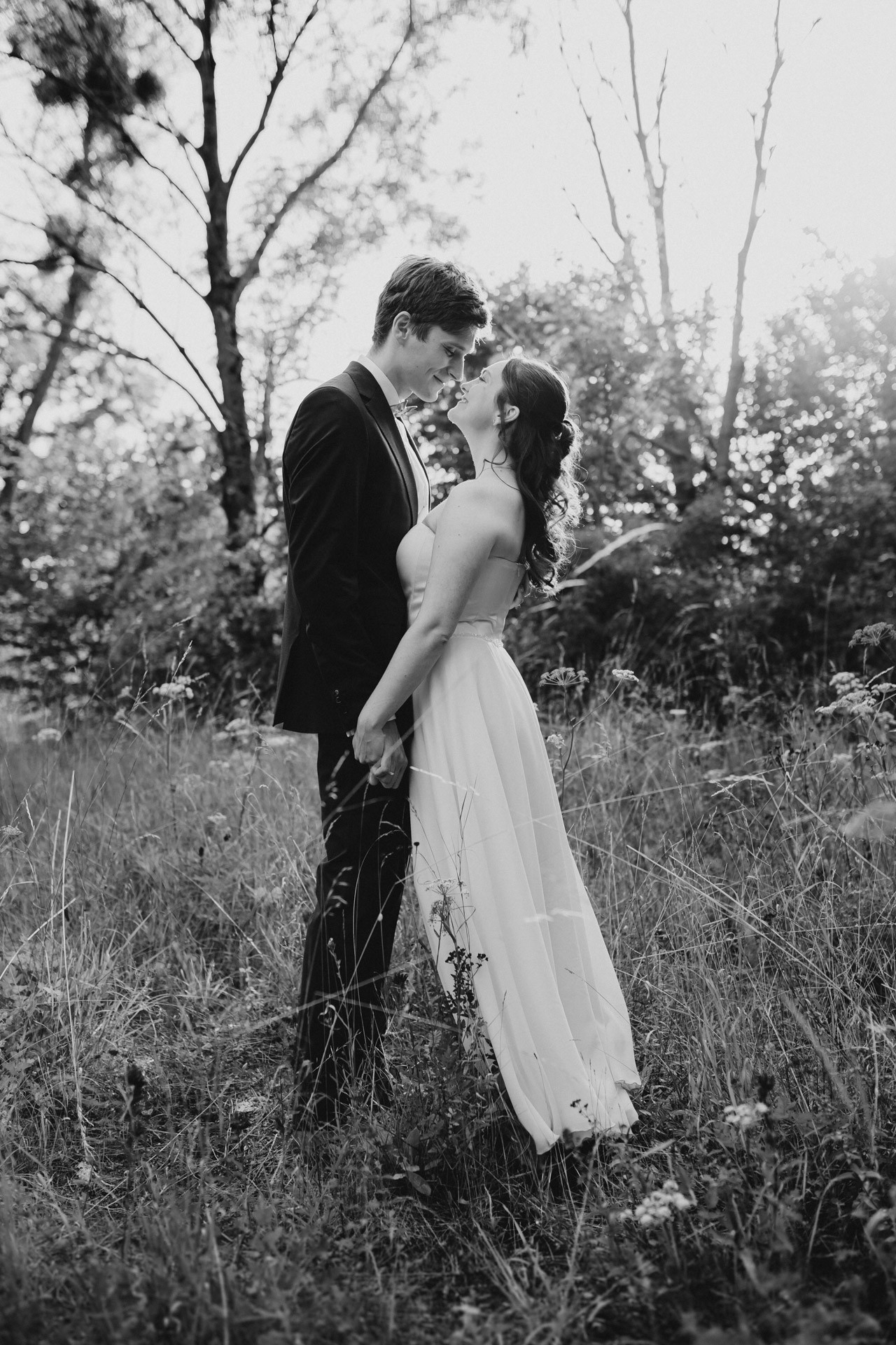Authentische & Ästhetische Hochzeitsreportage mit After-Wedding-Shooting in der in Jena: Brautpaar beim entspannten Spaziergang in der Natur. Digitale und Analoge Hochzeitsfotografie - Bilder die Sprechen