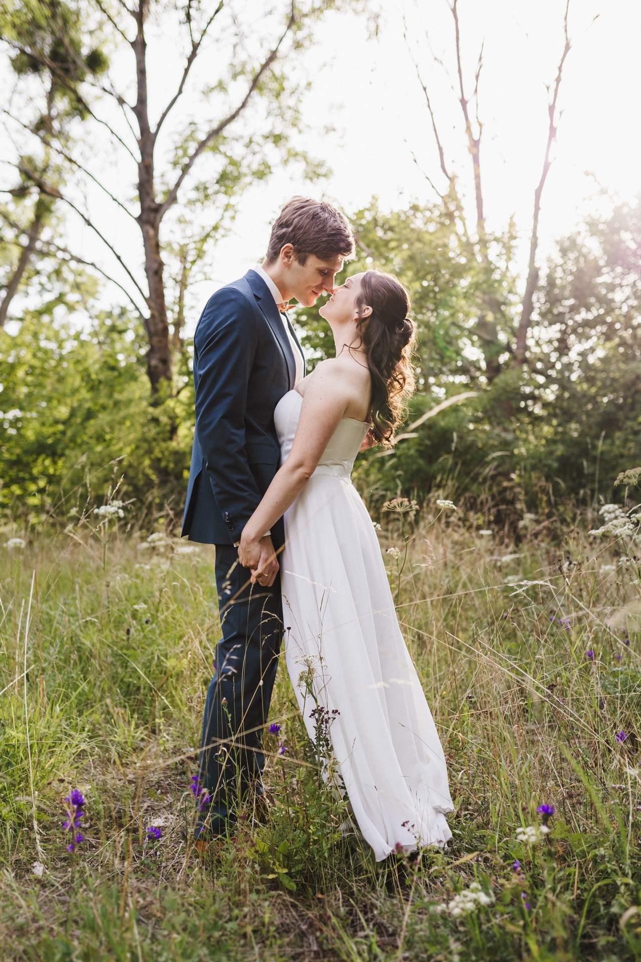 Authentische & Ästhetische Hochzeitsreportage mit After-Wedding-Shooting in der in Jena: Brautpaar beim entspannten Spaziergang in der Natur. Digitale und Analoge Hochzeitsfotografie - Bilder die Sprechen