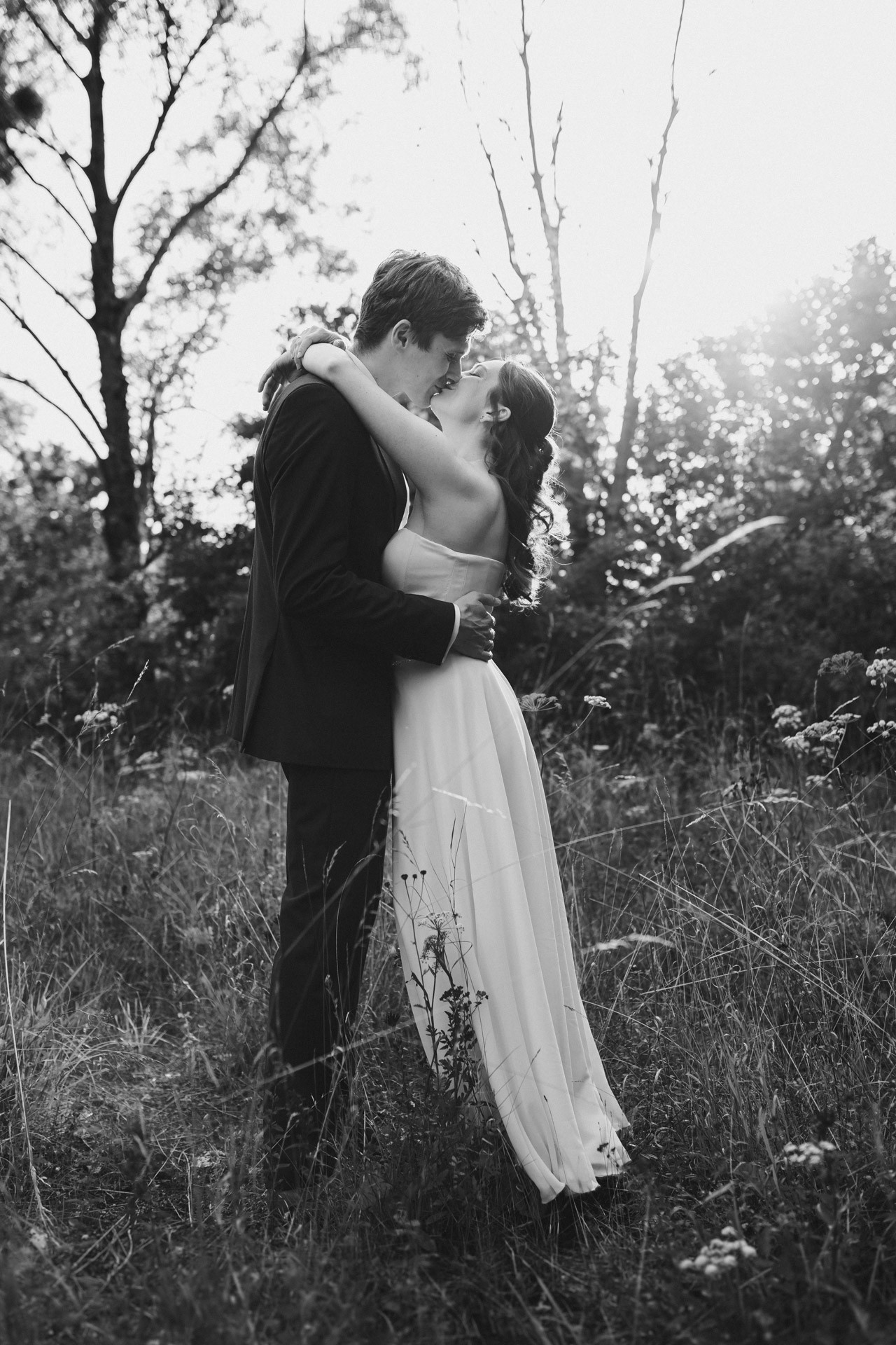 Authentische & Ästhetische Hochzeitsreportage mit After-Wedding-Shooting in der in Jena: Brautpaar beim entspannten Spaziergang in der Natur. Digitale und Analoge Hochzeitsfotografie - Bilder die Sprechen