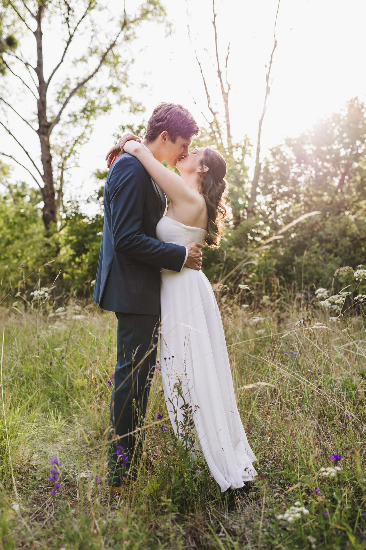 Authentische & Ästhetische Hochzeitsreportage mit After-Wedding-Shooting in der in Jena: Brautpaar beim entspannten Spaziergang in der Natur. Digitale und Analoge Hochzeitsfotografie - Bilder die Sprechen