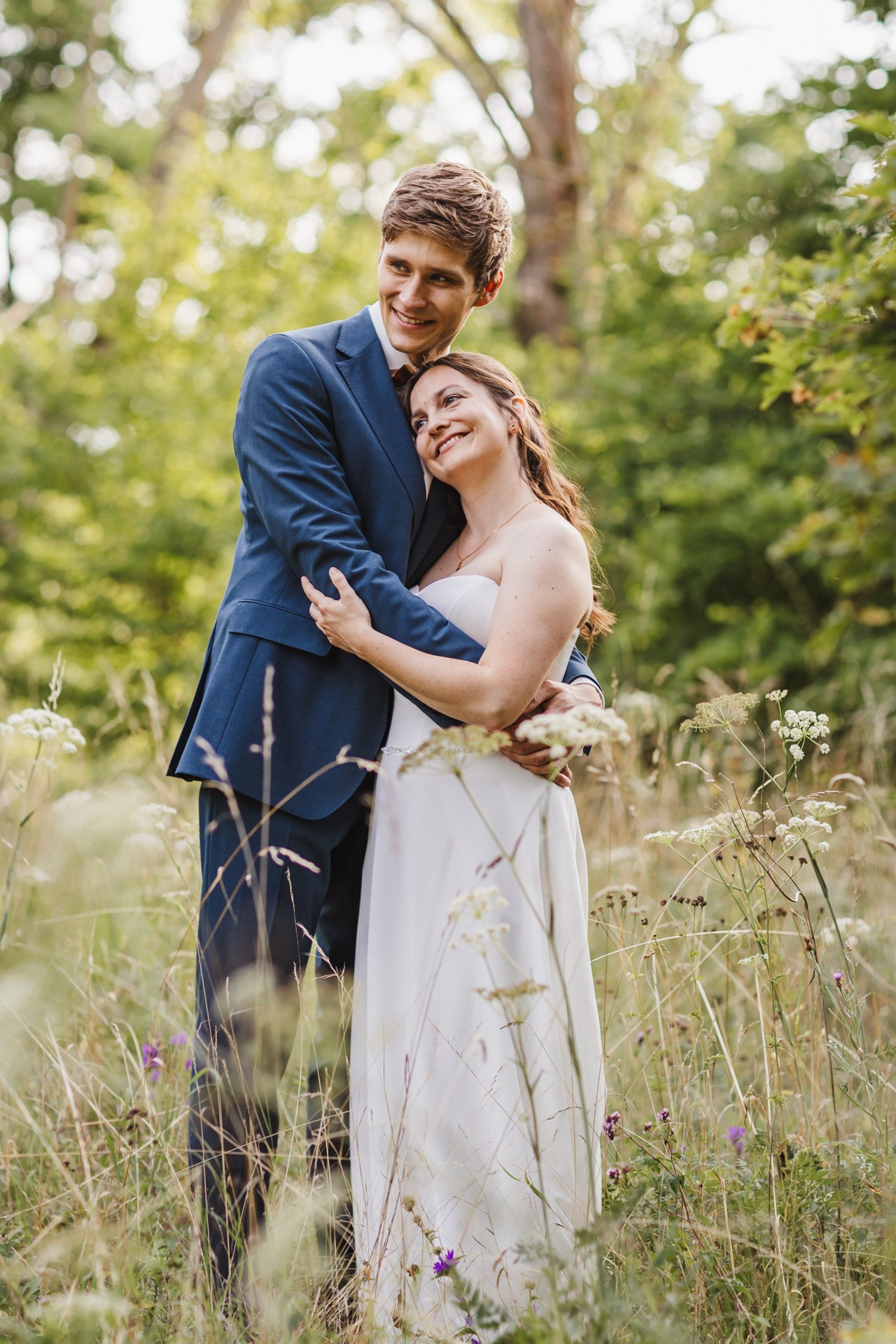 Authentische & Ästhetische Hochzeitsreportage mit After-Wedding-Shooting in der in Jena: Brautpaar beim entspannten Spaziergang in der Natur. Digitale und Analoge Hochzeitsfotografie - Bilder die Sprechen