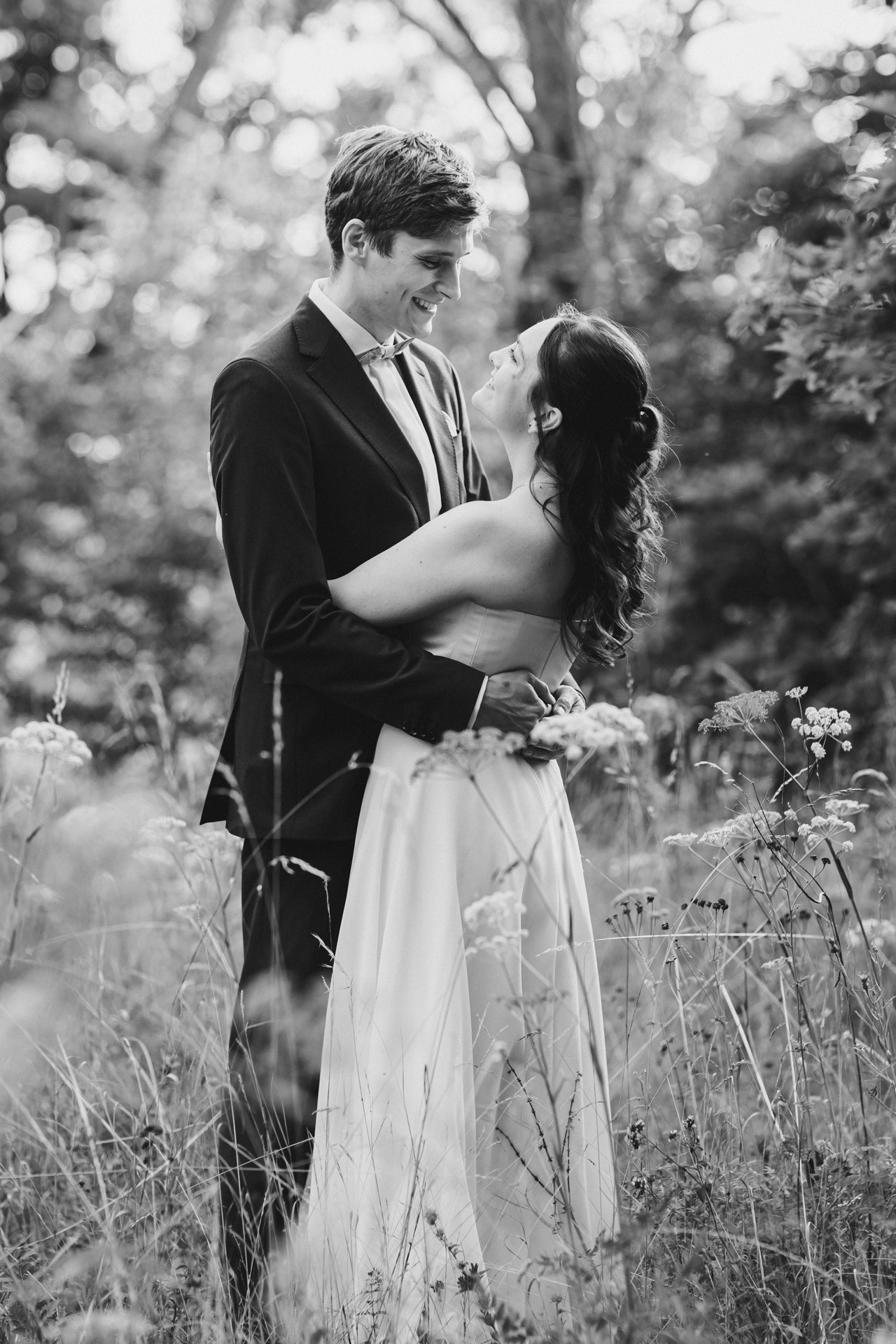 Authentische & Ästhetische Hochzeitsreportage mit After-Wedding-Shooting in der in Jena: Brautpaar beim entspannten Spaziergang in der Natur. Digitale und Analoge Hochzeitsfotografie - Bilder die Sprechen