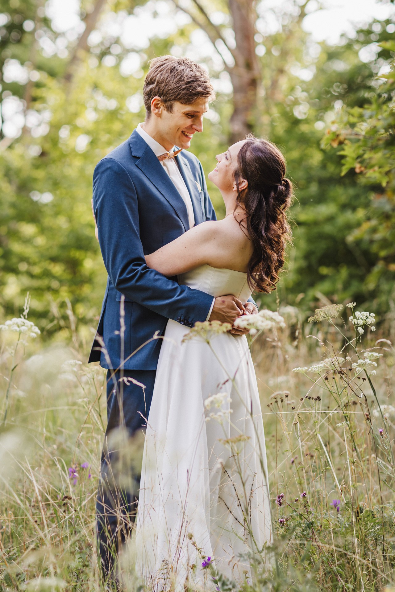 Authentische & Ästhetische Hochzeitsreportage mit After-Wedding-Shooting in der in Jena: Brautpaar beim entspannten Spaziergang in der Natur. Digitale und Analoge Hochzeitsfotografie - Bilder die Sprechen