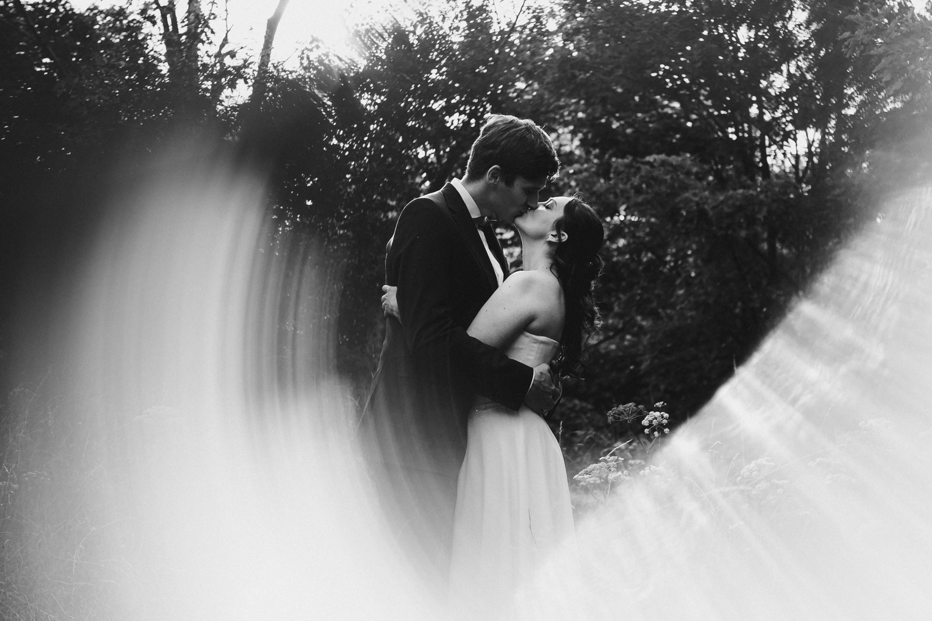 Authentische & Ästhetische Hochzeitsreportage mit After-Wedding-Shooting in der in Jena: Brautpaar beim entspannten Spaziergang in der Natur. Digitale und Analoge Hochzeitsfotografie - Bilder die Sprechen