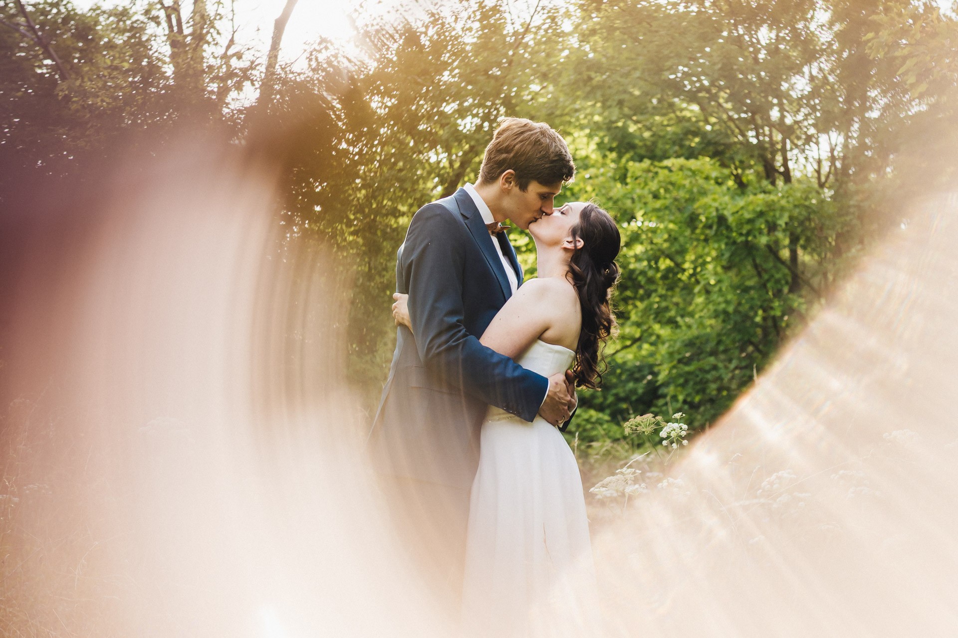Authentische & Ästhetische Hochzeitsreportage mit After-Wedding-Shooting in der in Jena: Brautpaar beim entspannten Spaziergang in der Natur. Digitale und Analoge Hochzeitsfotografie - Bilder die Sprechen