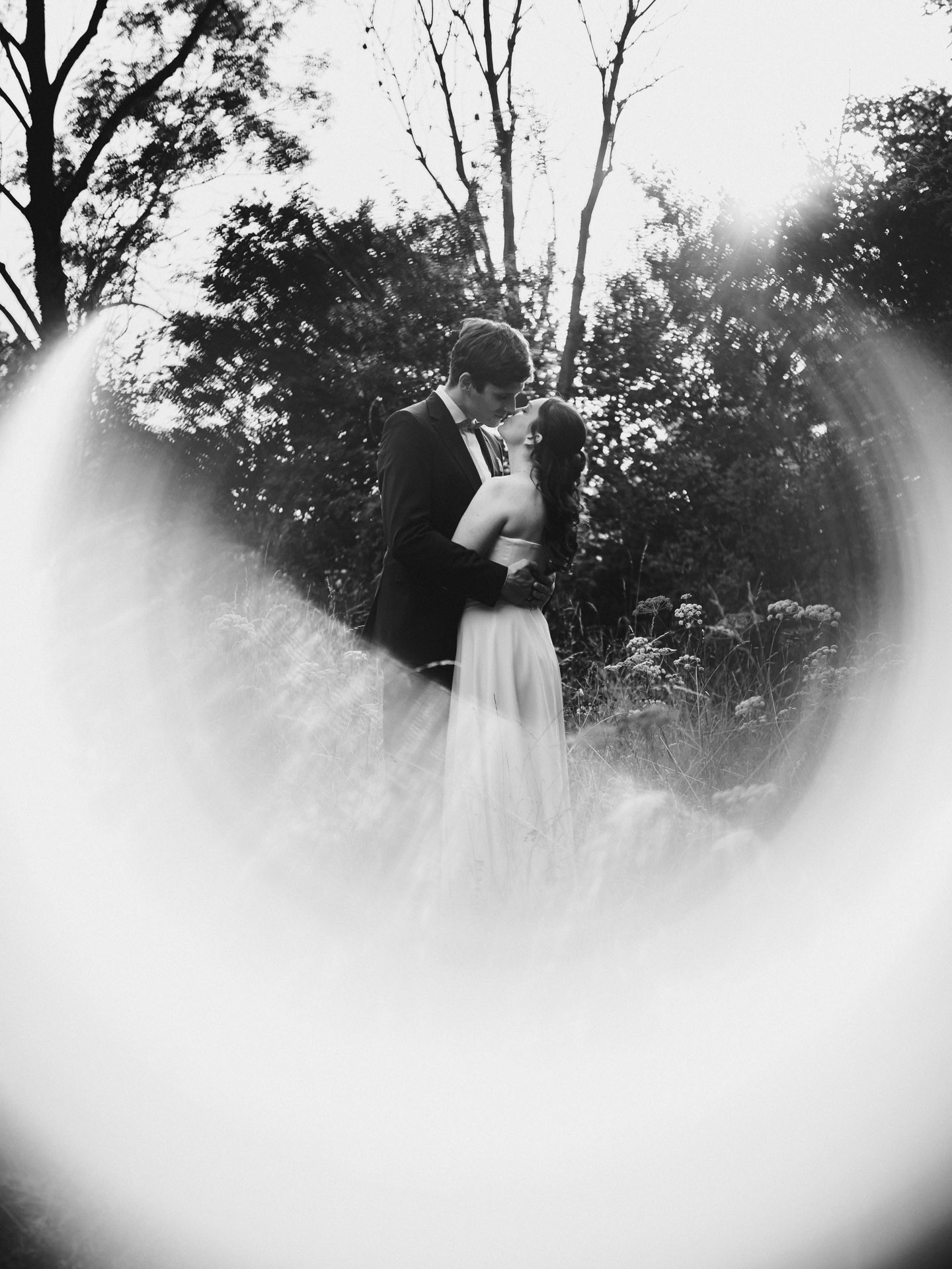 Authentische & Ästhetische Hochzeitsreportage mit After-Wedding-Shooting in der in Jena: Brautpaar beim entspannten Spaziergang in der Natur. Digitale und Analoge Hochzeitsfotografie - Bilder die Sprechen