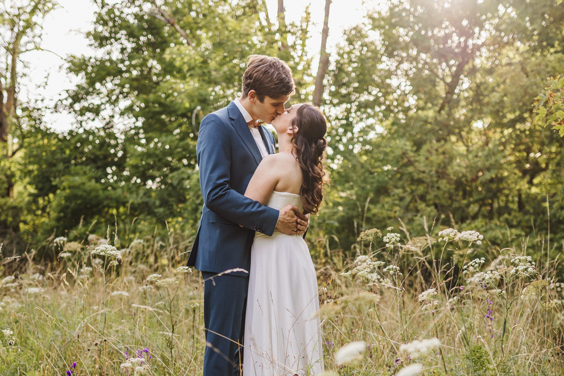 Authentische & Ästhetische Hochzeitsreportage mit After-Wedding-Shooting in der in Jena: Brautpaar beim entspannten Spaziergang in der Natur. Digitale und Analoge Hochzeitsfotografie - Bilder die Sprechen