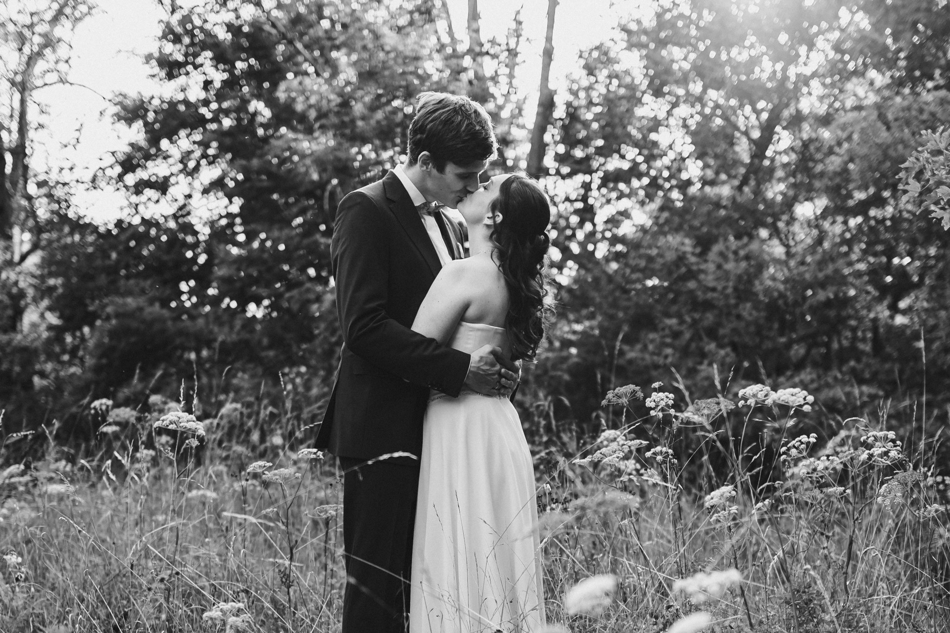 Authentische & Ästhetische Hochzeitsreportage mit After-Wedding-Shooting in der in Jena: Brautpaar beim entspannten Spaziergang in der Natur. Digitale und Analoge Hochzeitsfotografie - Bilder die Sprechen