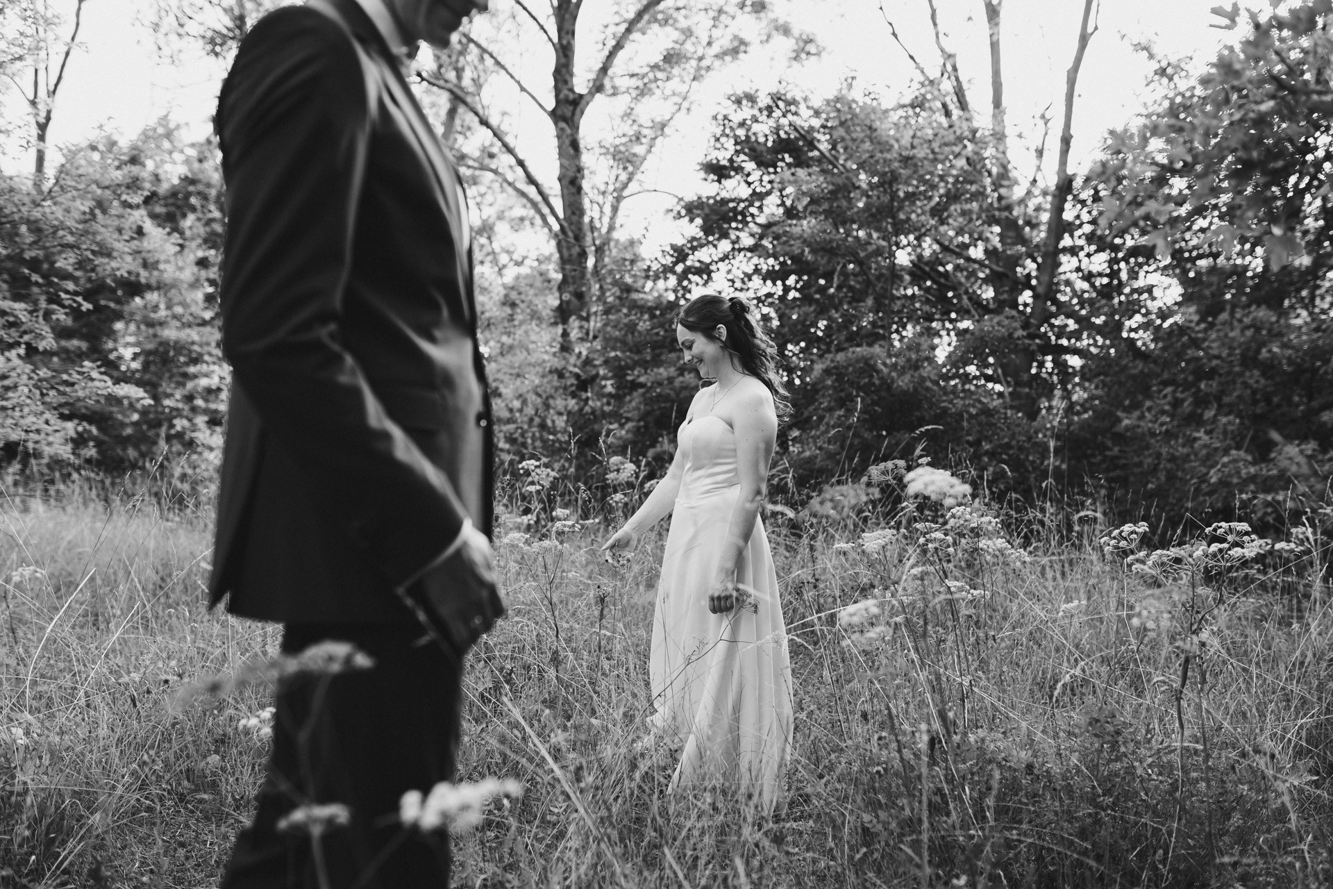 Authentische & Ästhetische Hochzeitsreportage mit After-Wedding-Shooting in der in Jena: Brautpaar beim entspannten Spaziergang in der Natur. Digitale und Analoge Hochzeitsfotografie - Bilder die Sprechen