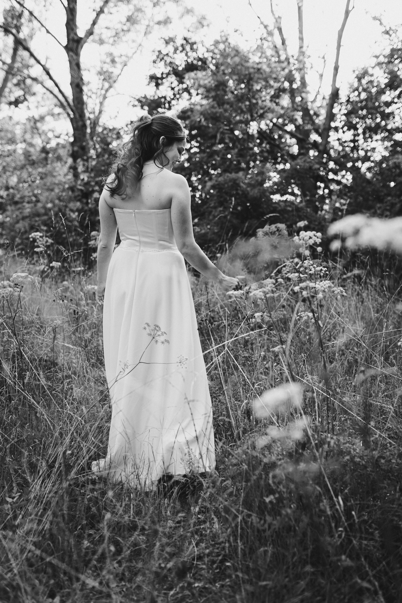 Authentische & Ästhetische Hochzeitsreportage mit After-Wedding-Shooting in der in Jena: Brautpaar beim entspannten Spaziergang in der Natur. Digitale und Analoge Hochzeitsfotografie - Bilder die Sprechen