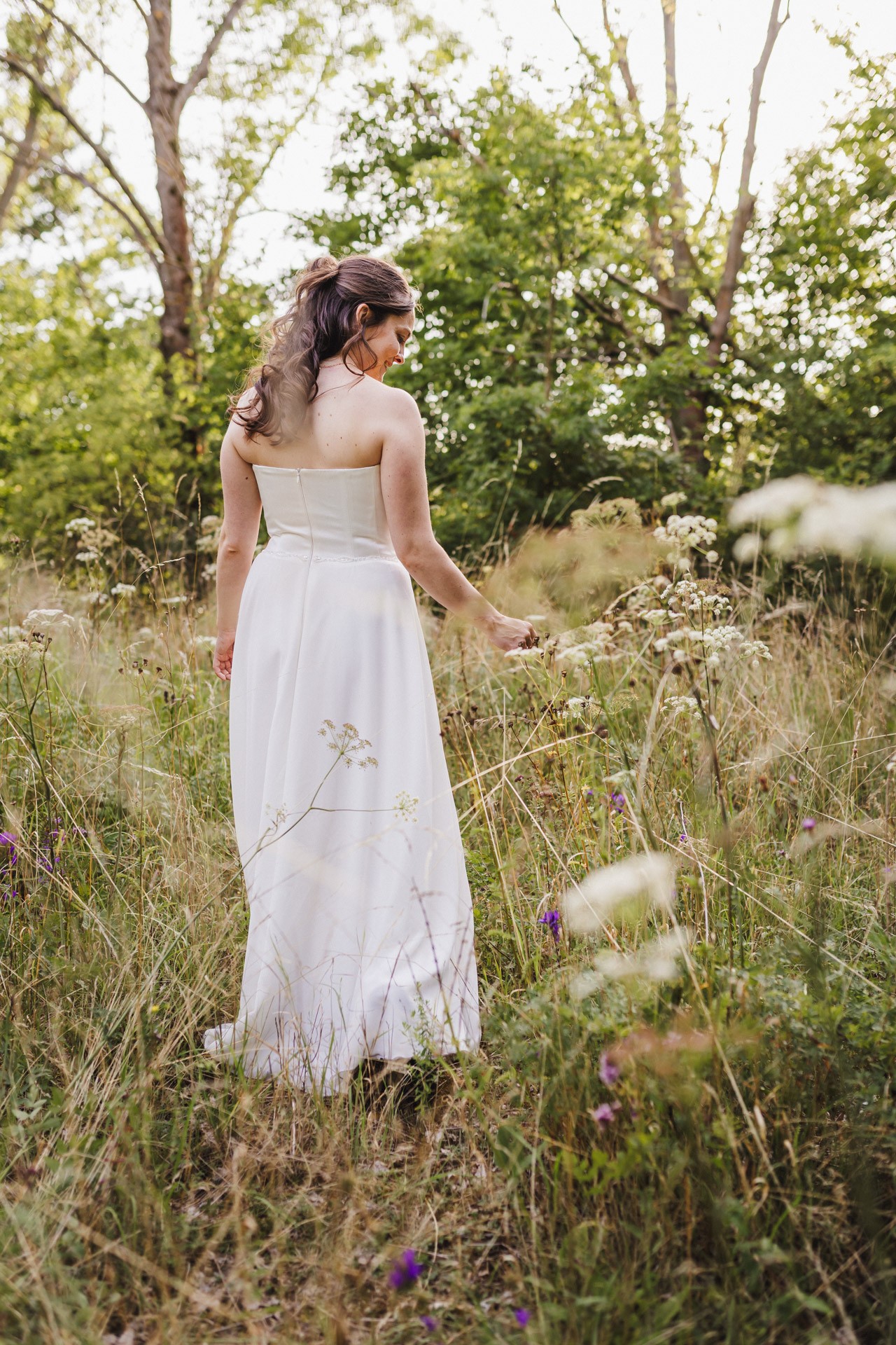 Authentische & Ästhetische Hochzeitsreportage mit After-Wedding-Shooting in der in Jena: Brautpaar beim entspannten Spaziergang in der Natur. Digitale und Analoge Hochzeitsfotografie - Bilder die Sprechen