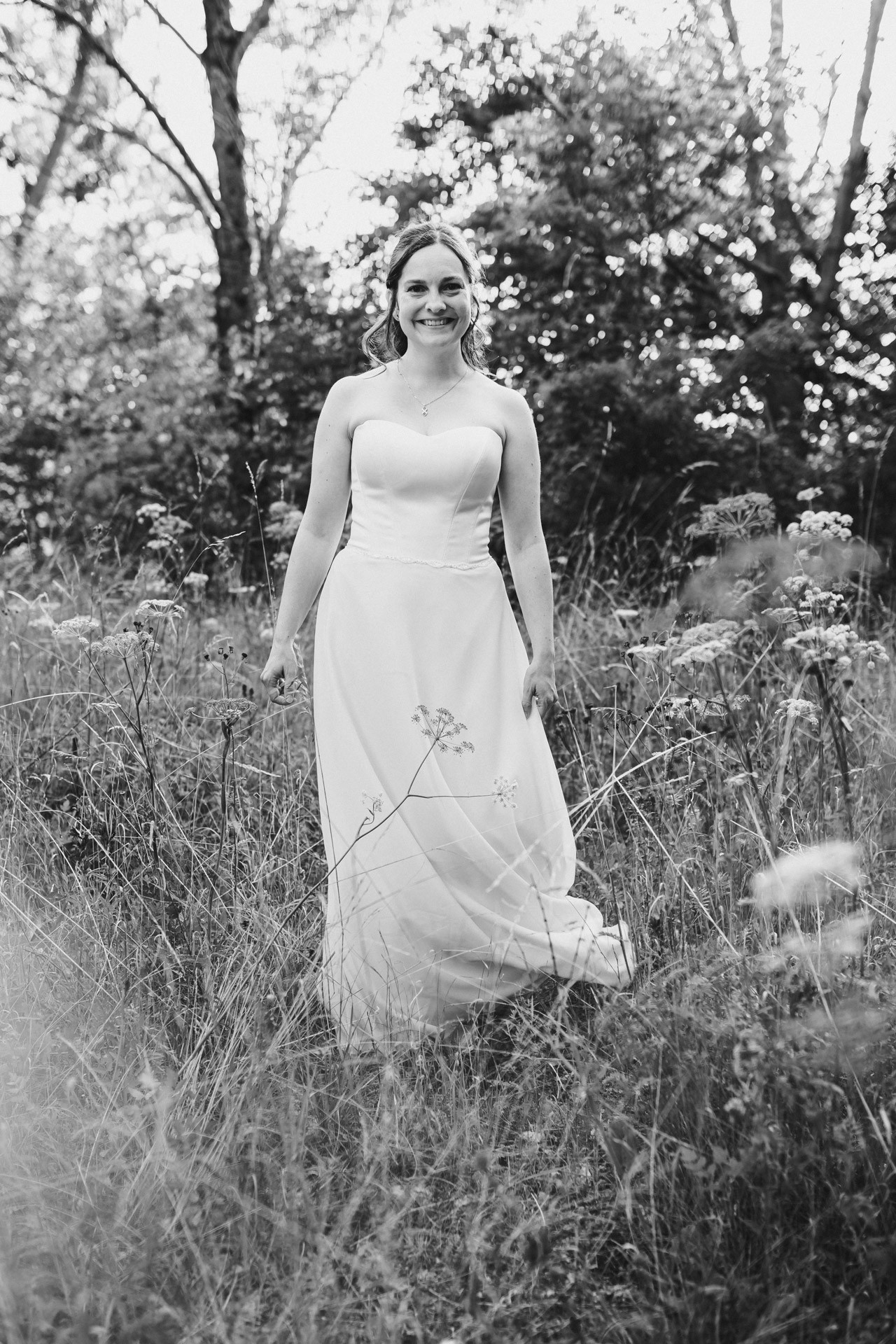 Authentische & Ästhetische Hochzeitsreportage mit After-Wedding-Shooting in der in Jena: Brautpaar beim entspannten Spaziergang in der Natur. Digitale und Analoge Hochzeitsfotografie - Bilder die Sprechen