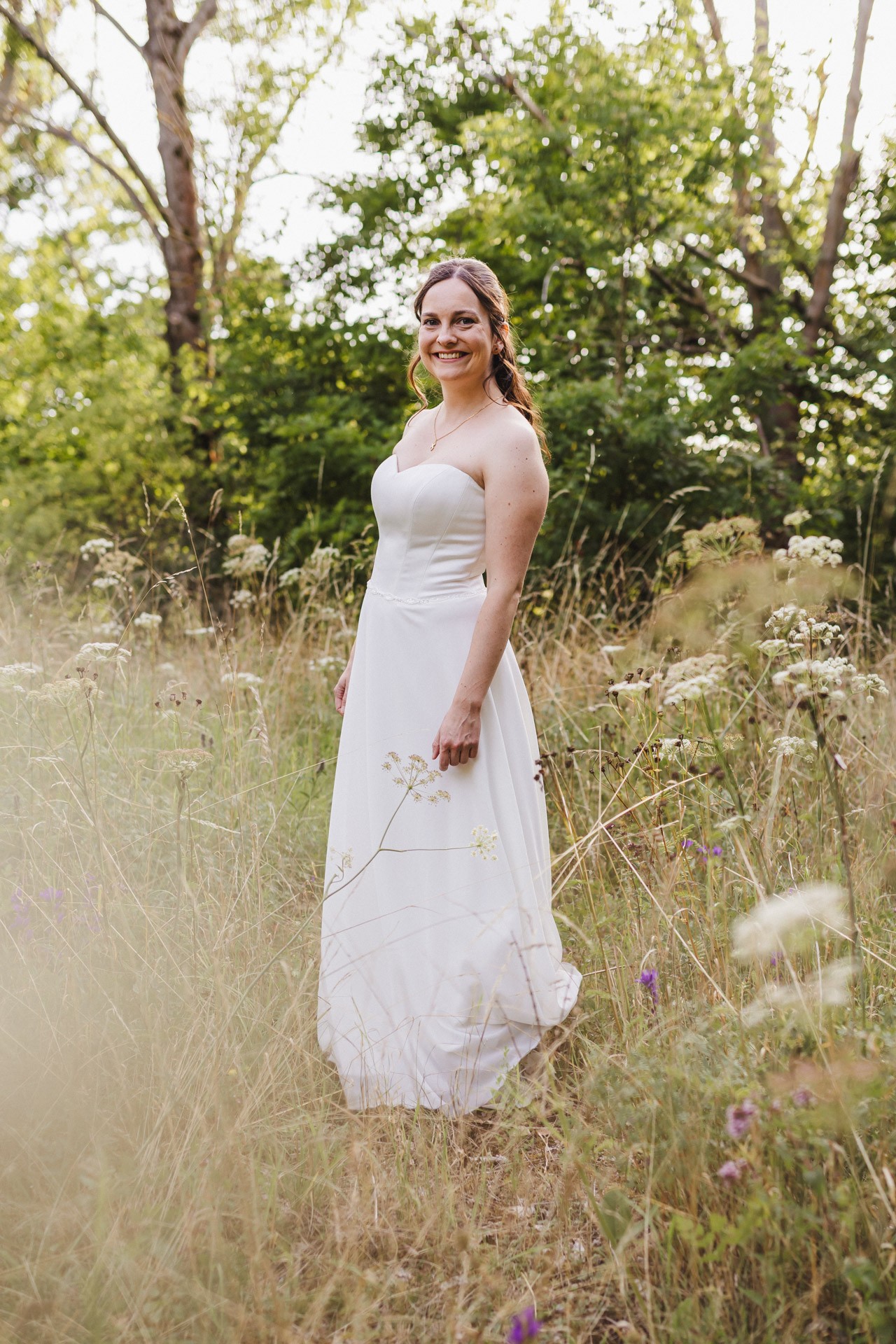 Authentische & Ästhetische Hochzeitsreportage mit After-Wedding-Shooting in der in Jena: Brautpaar beim entspannten Spaziergang in der Natur. Digitale und Analoge Hochzeitsfotografie - Bilder die Sprechen