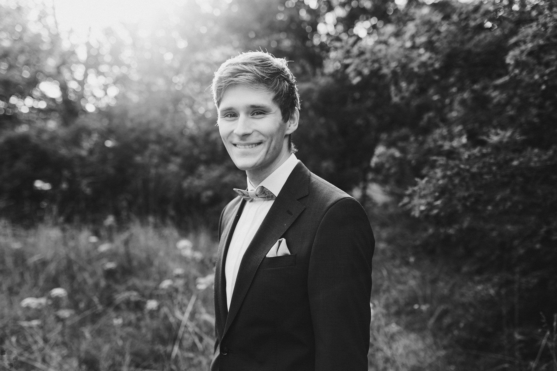 Authentische & Ästhetische Hochzeitsreportage mit After-Wedding-Shooting in der in Jena: Brautpaar beim entspannten Spaziergang in der Natur. Digitale und Analoge Hochzeitsfotografie - Bilder die Sprechen