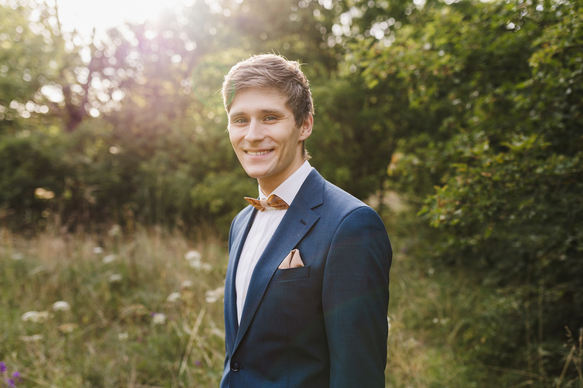 Authentische & Ästhetische Hochzeitsreportage mit After-Wedding-Shooting in der in Jena: Brautpaar beim entspannten Spaziergang in der Natur. Digitale und Analoge Hochzeitsfotografie - Bilder die Sprechen