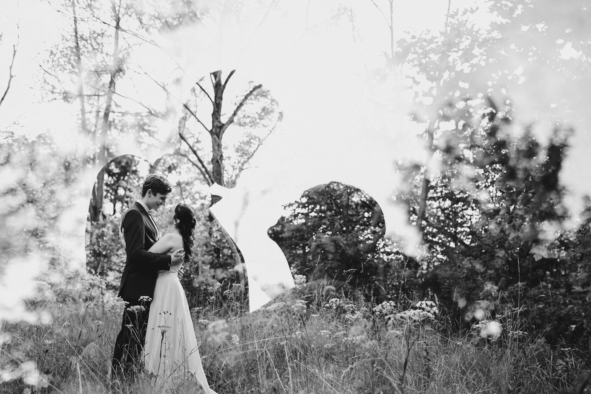 Authentische & Ästhetische Hochzeitsreportage mit After-Wedding-Shooting in der in Jena: Brautpaar beim entspannten Spaziergang in der Natur. Digitale und Analoge Hochzeitsfotografie - Bilder die Sprechen