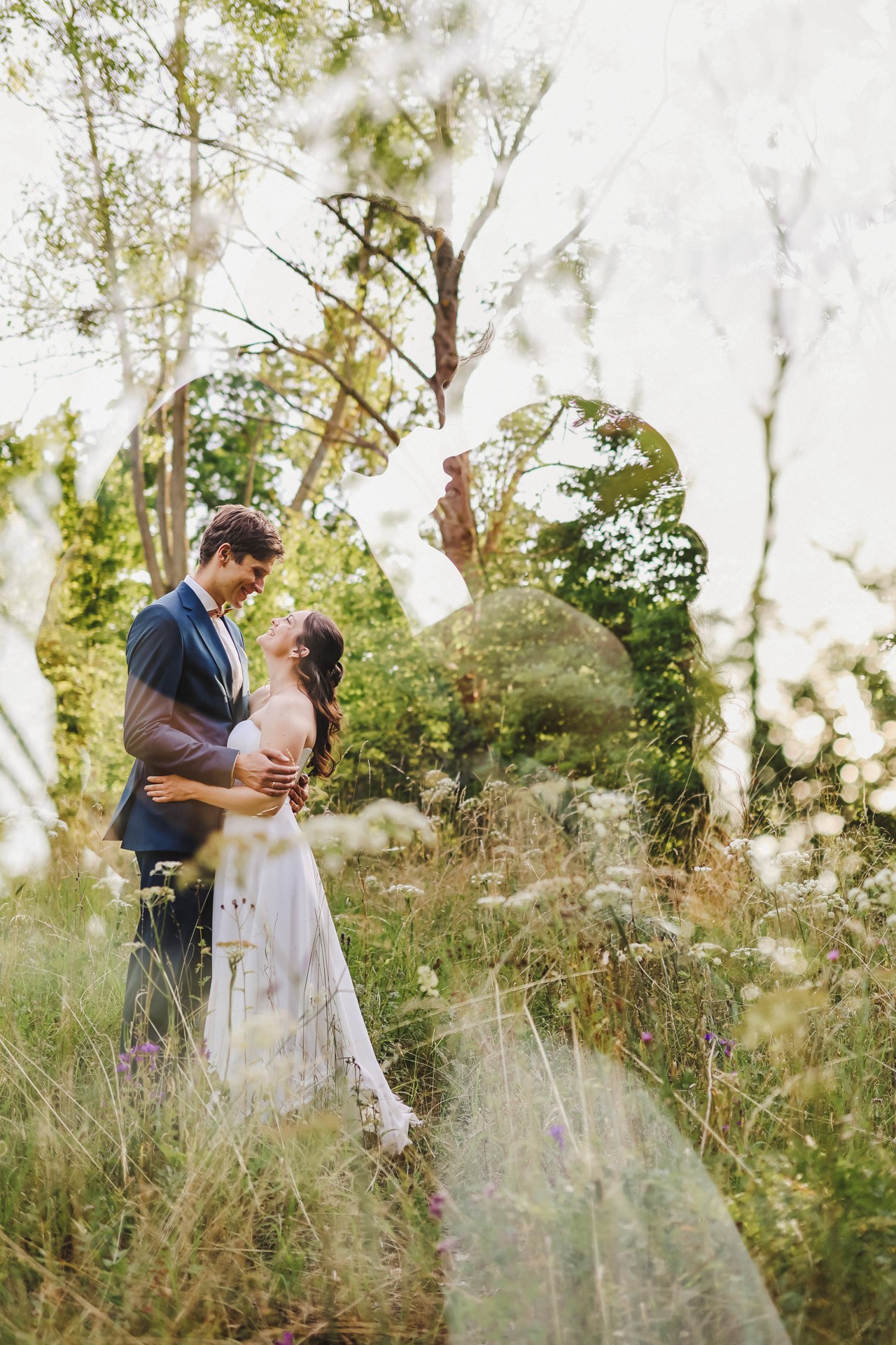 Authentische & Ästhetische Hochzeitsreportage mit After-Wedding-Shooting in der in Jena: Brautpaar beim entspannten Spaziergang in der Natur. Digitale und Analoge Hochzeitsfotografie - Bilder die Sprechen