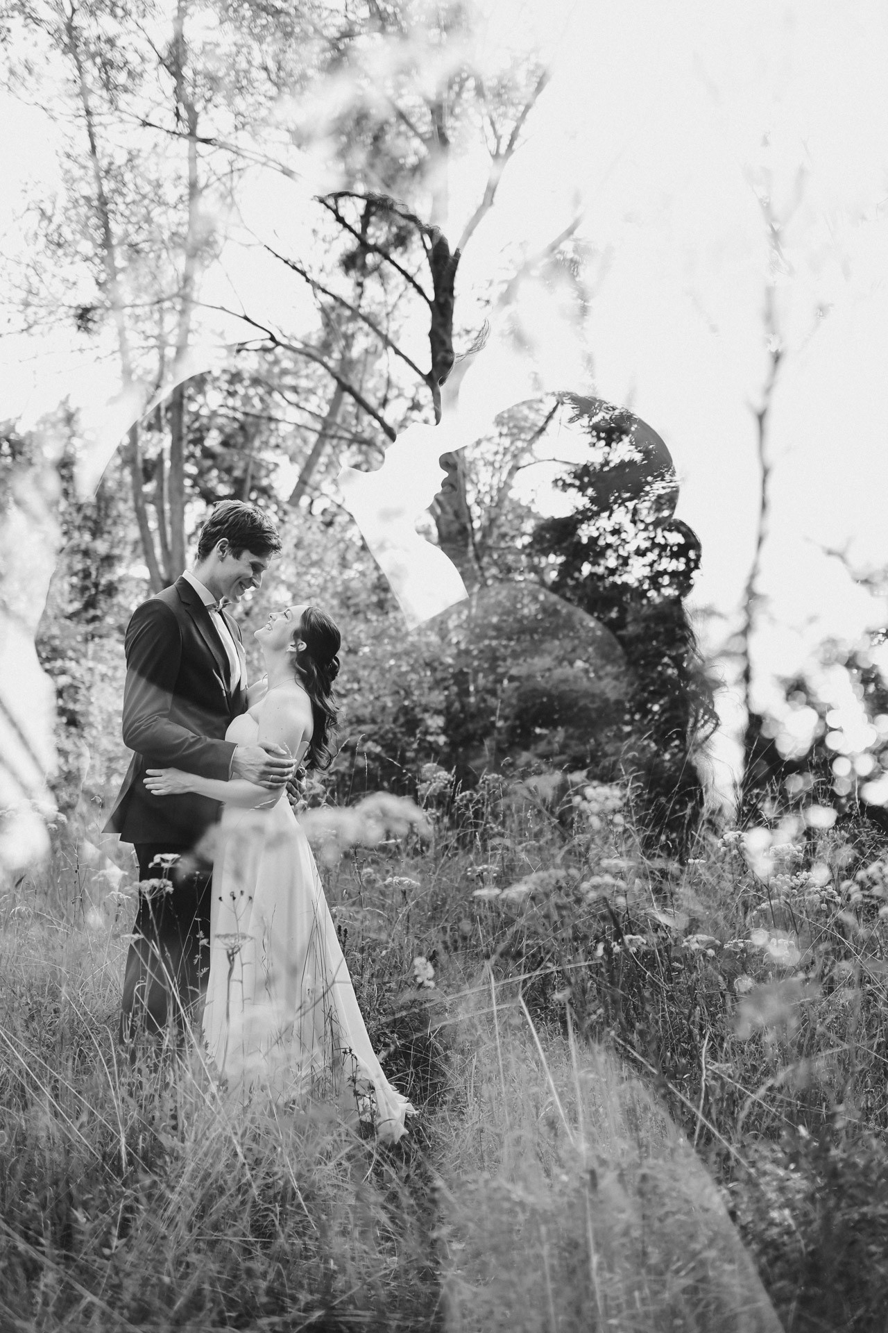 Authentische & Ästhetische Hochzeitsreportage mit After-Wedding-Shooting in der in Jena: Brautpaar beim entspannten Spaziergang in der Natur. Digitale und Analoge Hochzeitsfotografie - Bilder die Sprechen