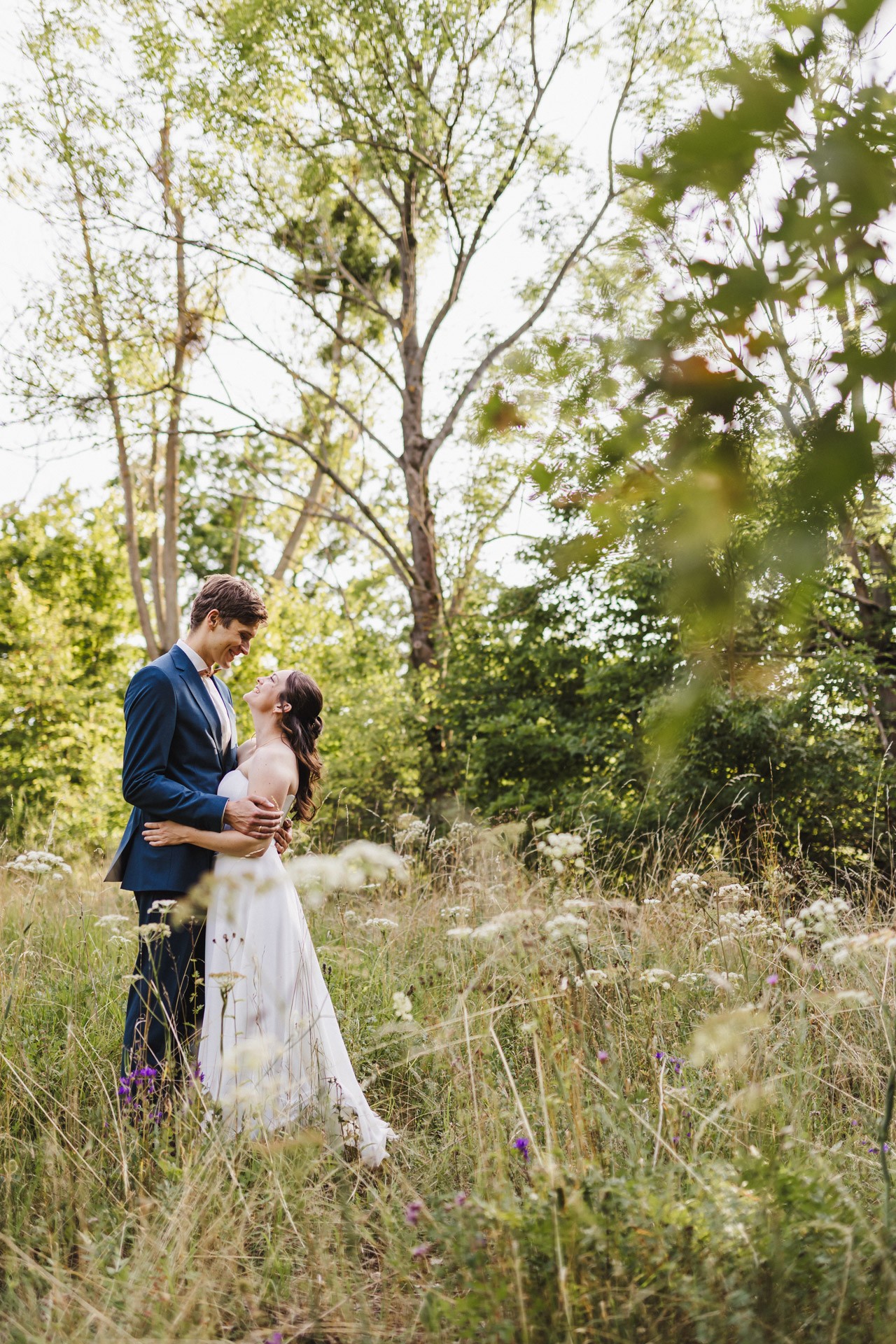 Authentische & Ästhetische Hochzeitsreportage mit After-Wedding-Shooting in der in Jena: Brautpaar beim entspannten Spaziergang in der Natur. Digitale und Analoge Hochzeitsfotografie - Bilder die Sprechen