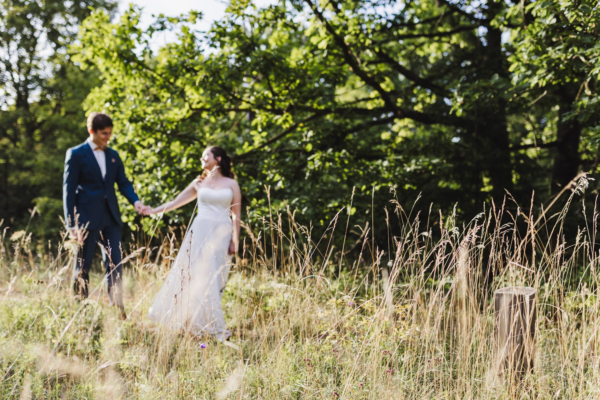 Authentische & Ästhetische Hochzeitsreportage mit After-Wedding-Shooting in der in Jena: Brautpaar beim entspannten Spaziergang in der Natur. Digitale und Analoge Hochzeitsfotografie - Bilder die Sprechen