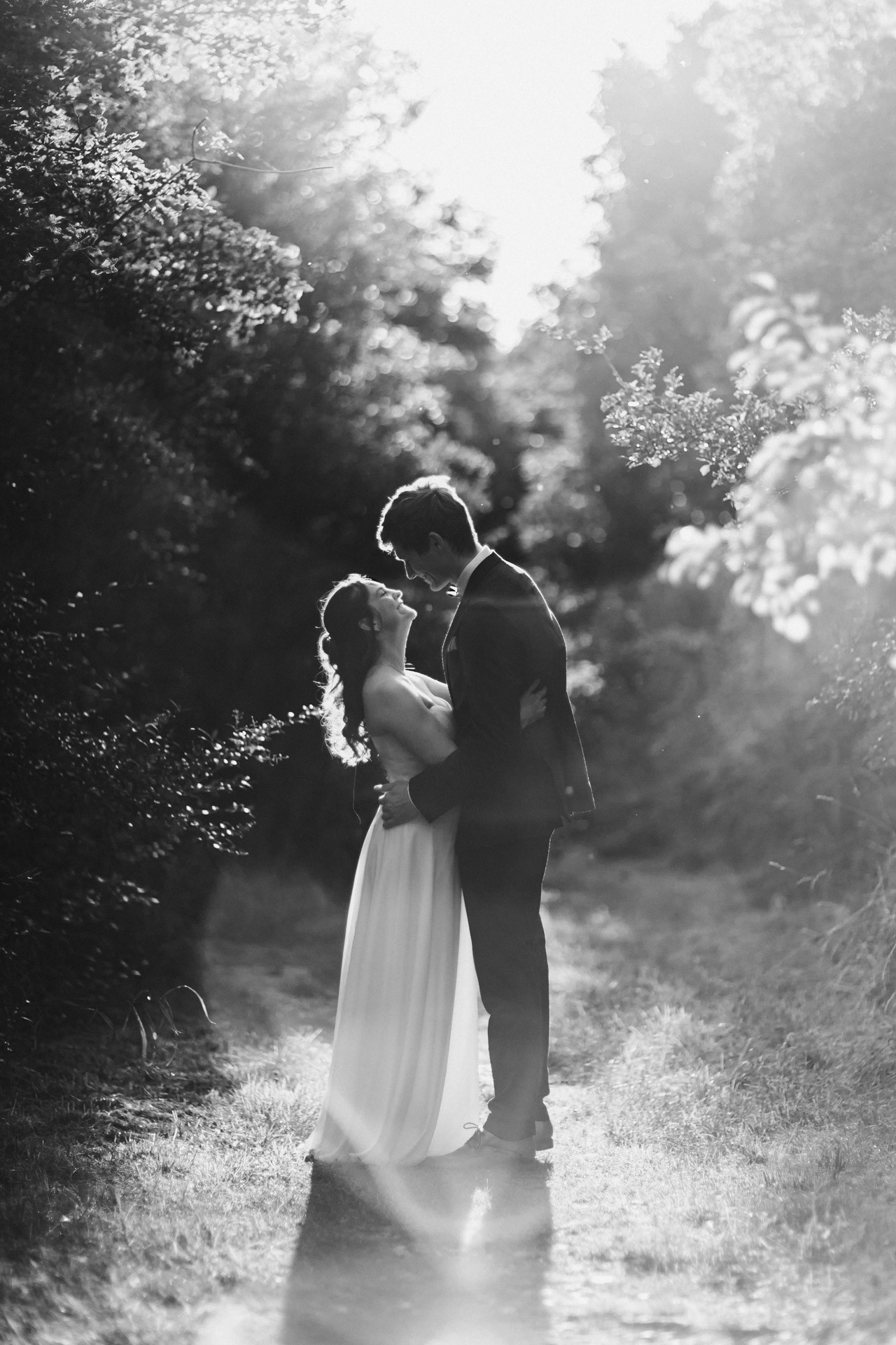 Authentische & Ästhetische Hochzeitsreportage mit After-Wedding-Shooting in der in Jena: Brautpaar beim entspannten Spaziergang in der Natur. Digitale und Analoge Hochzeitsfotografie - Bilder die Sprechen
